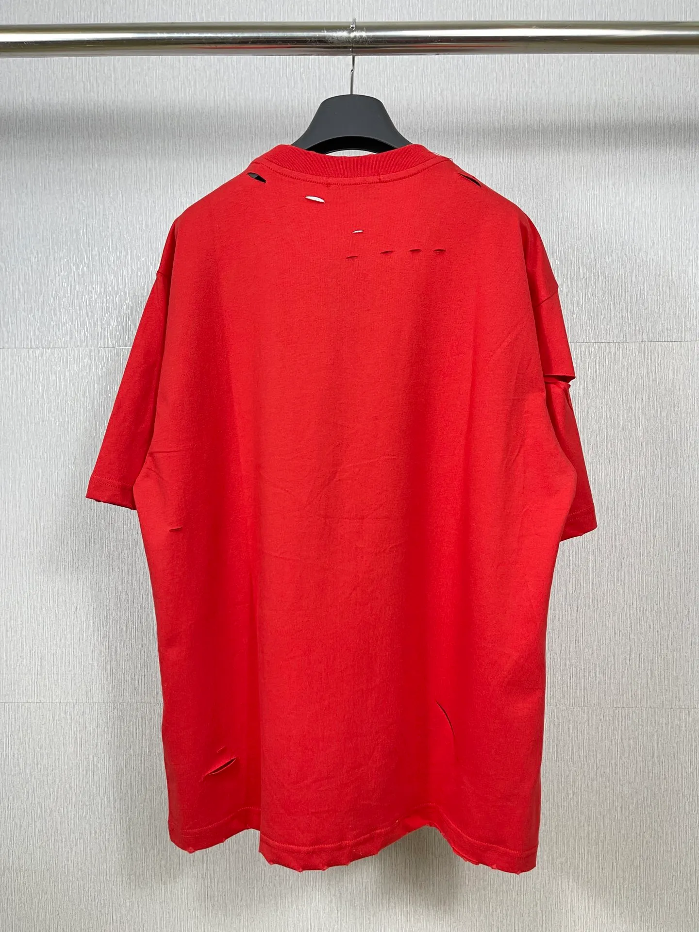 🅿️166 Actual pictures [Top version. Official website quality] BALENCI*GA/Paris. Classic letter LOGO printed ready-to-wear, washed, distressed, hole-cut, short-sleeved T-shirt. Brick cabinet synchronization. The fabric is made of Paris ZP custom-woven and dyed 100% cotton double yarn compact cotton. The weight is 260 grams, the cloth surface is clean. The cloth pattern is clear, soft and comfortable. The threads are dyed with no color difference. The classic pattern is printed with environmentally friendly imported materials, straight cracks and cracked glue. Precision printing screen, the letters are clear and the effect is three-dimensional. Restored brick cabinet. Ready-made garments are washed and worn, many people grind and cut them by hand. They are produced with heavy craftsmanship. Different market currency. Welcome to compare. The version adopts OS loose shoulder version. Same style for men and women. Coding: BL223033 Color: black, white, dark coffee, purple, lake blue, red, army green Size: XS to L