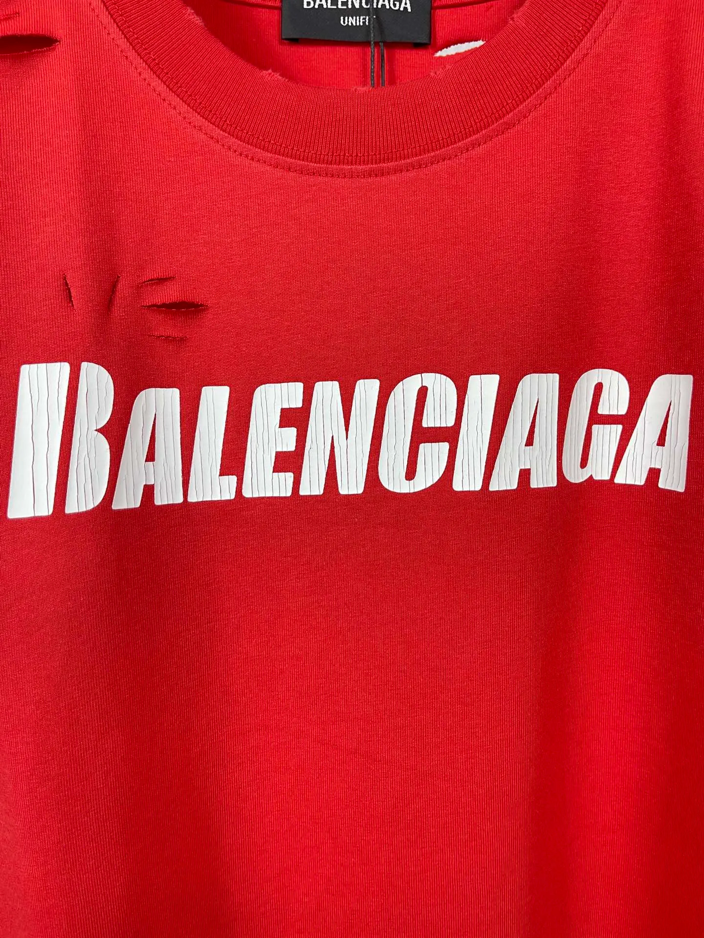 🅿️166 Actual pictures [Top version. Official website quality] BALENCI*GA/Paris. Classic letter LOGO printed ready-to-wear, washed, distressed, hole-cut, short-sleeved T-shirt. Brick cabinet synchronization. The fabric is made of Paris ZP custom-woven and dyed 100% cotton double yarn compact cotton. The weight is 260 grams, the cloth surface is clean. The cloth pattern is clear, soft and comfortable. The threads are dyed with no color difference. The classic pattern is printed with environmentally friendly imported materials, straight cracks and cracked glue. Precision printing screen, the letters are clear and the effect is three-dimensional. Restored brick cabinet. Ready-made garments are washed and worn, many people grind and cut them by hand. They are produced with heavy craftsmanship. Different market currency. Welcome to compare. The version adopts OS loose shoulder version. Same style for men and women. Coding: BL223033 Color: black, white, dark coffee, purple, lake blue, red, army green Size: XS to L