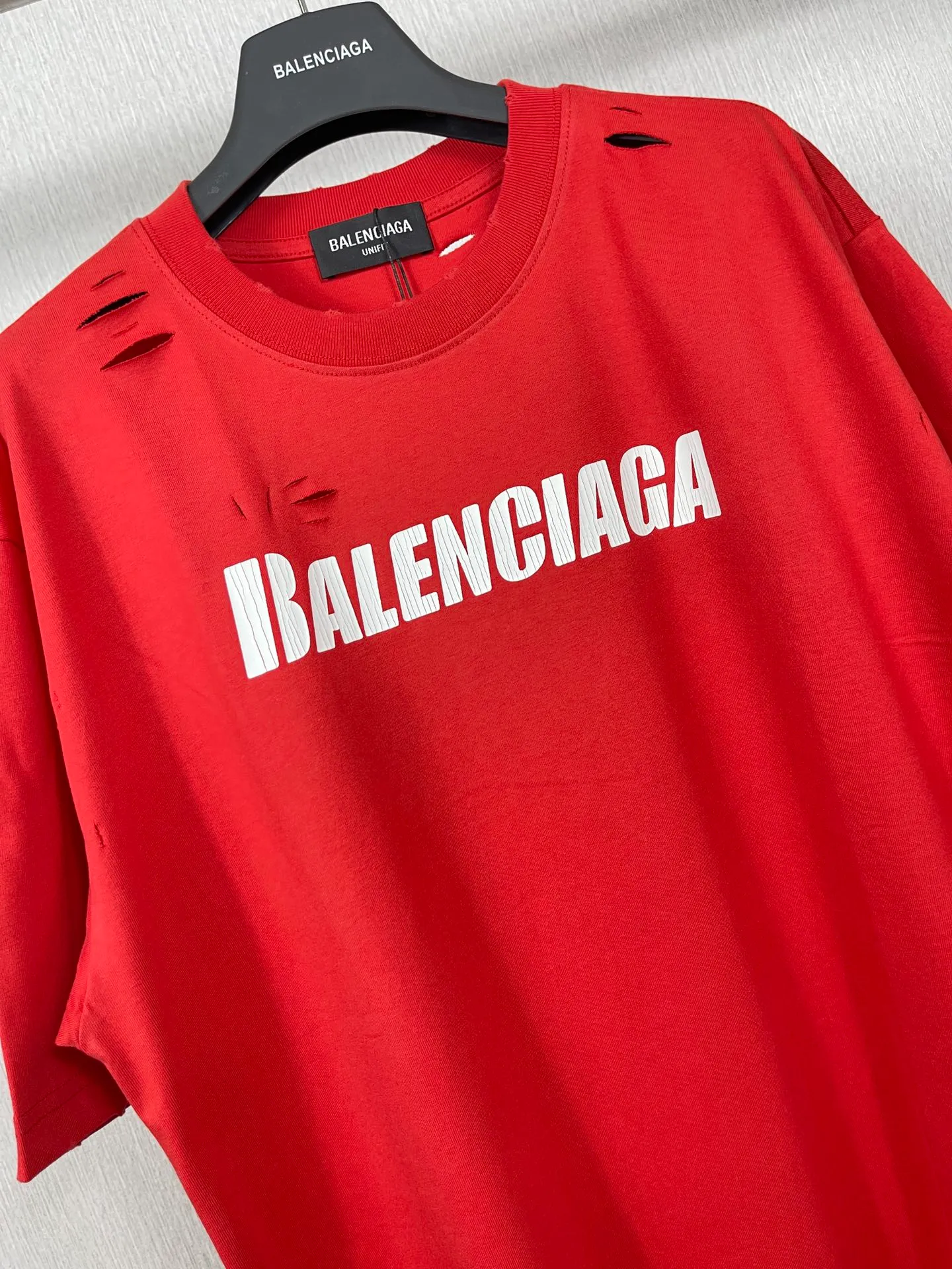 🅿️166 Actual pictures [Top version. Official website quality] BALENCI*GA/Paris. Classic letter LOGO printed ready-to-wear, washed, distressed, hole-cut, short-sleeved T-shirt. Brick cabinet synchronization. The fabric is made of Paris ZP custom-woven and dyed 100% cotton double yarn compact cotton. The weight is 260 grams, the cloth surface is clean. The cloth pattern is clear, soft and comfortable. The threads are dyed with no color difference. The classic pattern is printed with environmentally friendly imported materials, straight cracks and cracked glue. Precision printing screen, the letters are clear and the effect is three-dimensional. Restored brick cabinet. Ready-made garments are washed and worn, many people grind and cut them by hand. They are produced with heavy craftsmanship. Different market currency. Welcome to compare. The version adopts OS loose shoulder version. Same style for men and women. Coding: BL223033 Color: black, white, dark coffee, purple, lake blue, red, army green Size: XS to L
