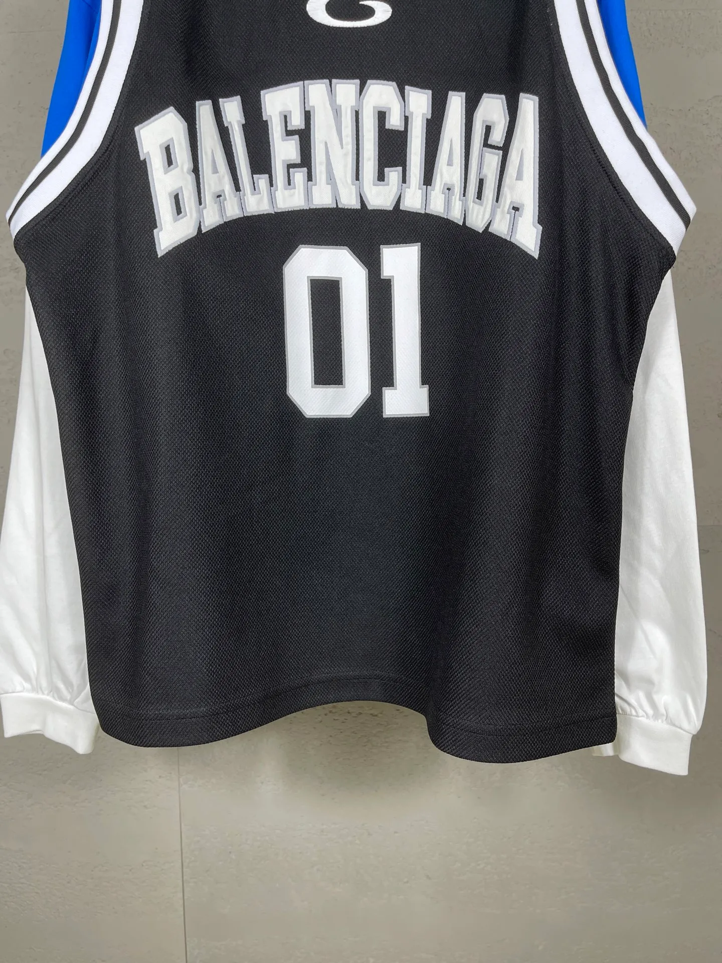 🅿️280 real photos [Top version. Official website quality] BALENCI*GA/Paris.SS25 latest basketball uniform fake 3-piece set of embroidered printed long-sleeved T-shirt. The vest is made of mesh. The front embroidery uses Tajima computer embroidery machine to patch embroidery and print, and the back piece is printed. Extra heavy craftsmanship. Brick cabinets are synchronized. Genuine products are developed at the first time. The fabric is made of Paris ZP custom-woven and dyed cotton double yarn. The weight is 260 grams, the cloth surface is clean, the cloth pattern is clear, soft and comfortable, and the vest is made of mesh. The threads are dyed with no color difference. The printing uses environmentally friendly imported materials, the letters are clear and the effect is three-dimensional. The version adopts OS loose shoulder design. Same style for men and women. Code: BL255089 Color: Cailan, red Size: XS S M L