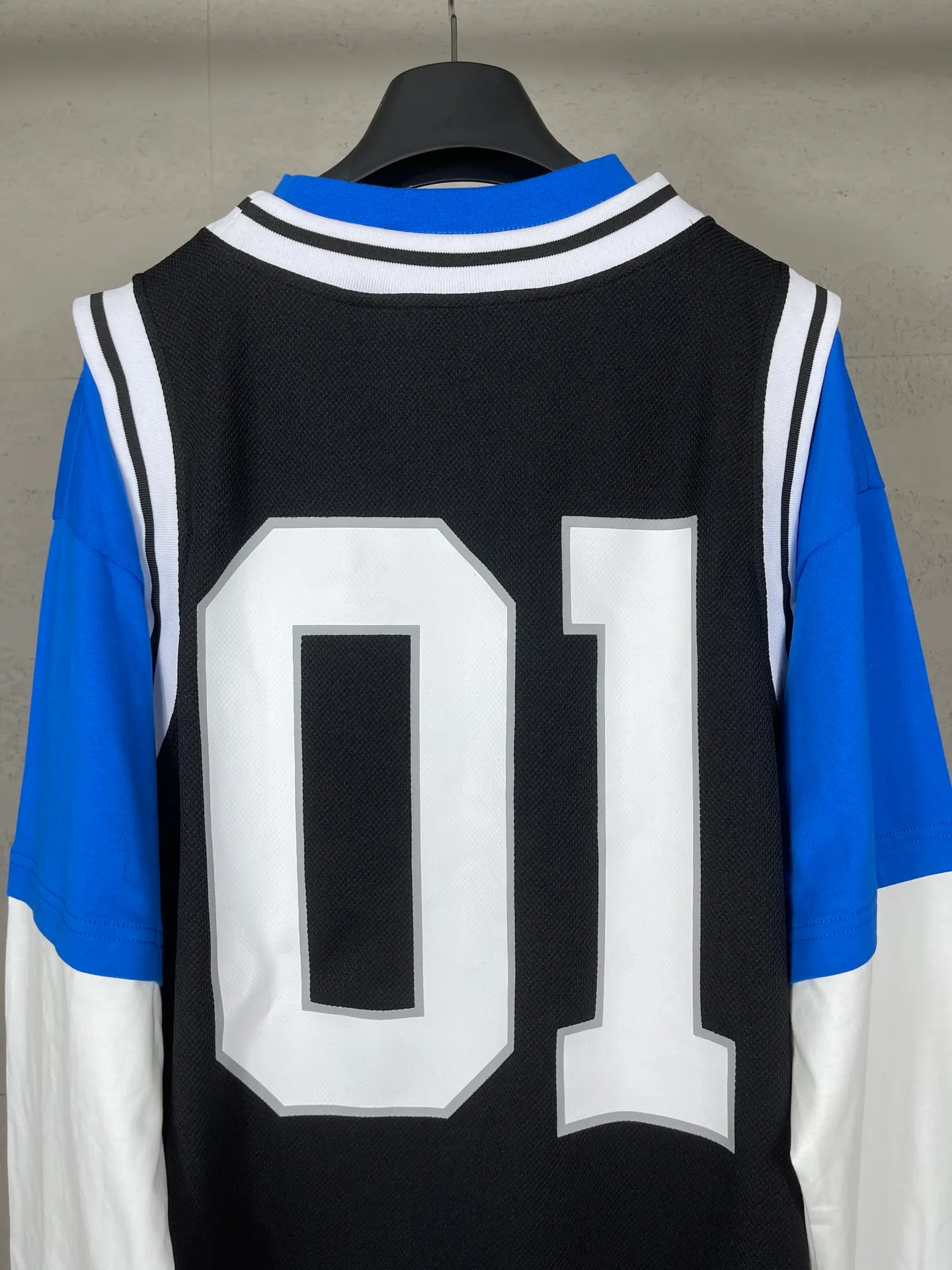 🅿️280 real photos [Top version. Official website quality] BALENCI*GA/Paris.SS25 latest basketball uniform fake 3-piece set of embroidered printed long-sleeved T-shirt. The vest is made of mesh. The front embroidery uses Tajima computer embroidery machine to patch embroidery and print, and the back piece is printed. Extra heavy craftsmanship. Brick cabinets are synchronized. Genuine products are developed at the first time. The fabric is made of Paris ZP custom-woven and dyed cotton double yarn. The weight is 260 grams, the cloth surface is clean, the cloth pattern is clear, soft and comfortable, and the vest is made of mesh. The threads are dyed with no color difference. The printing uses environmentally friendly imported materials, the letters are clear and the effect is three-dimensional. The version adopts OS loose shoulder design. Same style for men and women. Code: BL255089 Color: Cailan, red Size: XS S M L