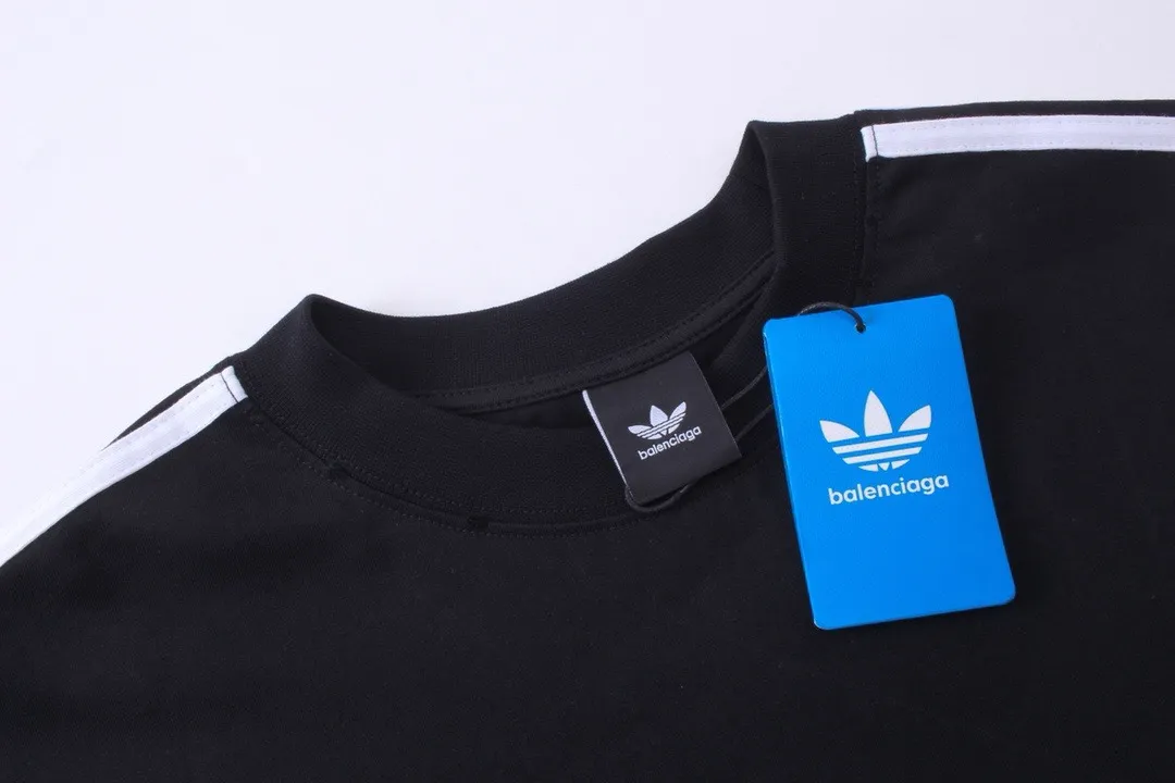🅿️216 photos [Top version. Official website quality] BALENCI*GA/Paris co-branded Adidas Adidas clover three-stripe LOGO printed long-sleeved T-shirt #brick cabinet synchronization. Wait for a while to purchase and develop. Differentiating market currency, the fabric is made of Paris ZP custom-woven and dyed cotton double yarn. Weighing 260 grams, the cloth surface is clean. The cloth pattern is clear, soft and comfortable. The threads are dyed with no color difference. The classic pattern is printed with advanced materials, the letters are clear, three-dimensional, without burrs, and the brick cabinet is restored. Comparisons welcome. The version adopts OS loose shoulder design. Same style for men and women. Code: BL225008 Color: black, white, blue Size: XS S M L