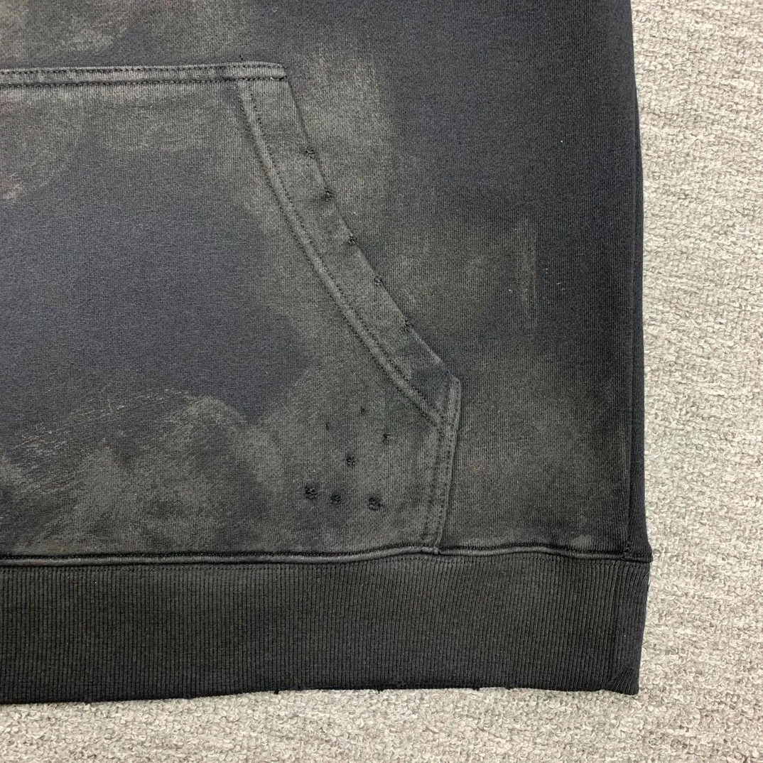 Additional details————Top-level verified version 23FW BALENCIAGA Paris Manchester United limited edition distressed male and female couple star same style pure cotton loose hooded sweatshirt [very suitable for Douyin, and other platforms! The letters in the LOGO position have been damaged and polished! 】 The fabric is custom-made washed knitted cotton terry material. The upper body is very soft. The front panel uses a classic hand pocket with a worn effect. The overall yellow and dirty effect is all artificially sprayed with majolica. It requires proficiency and experience to achieve this natural and elegant effect!  Customized towel embroidery on the chest, heavily damaged! The aging effect is very obvious! The overall artificial positioning coating is hand-made, washed and dirty. The frayed hole craftsmanship has a hand-painted graffiti effect. The arms behind the bend are made of open-stitch frayed craftsmanship. The wiring is delicate. Elastic cuff design. The whole body is hand-positioned with muddy dyeing and frayed effect! Ready-made garments are washed twice with water +➕ once with wax. It feels smooth!   The Manchester United letters and logo on the chest are designed with full embroidery and the details are visible!  Size: XS-L Color: White Black P: 470