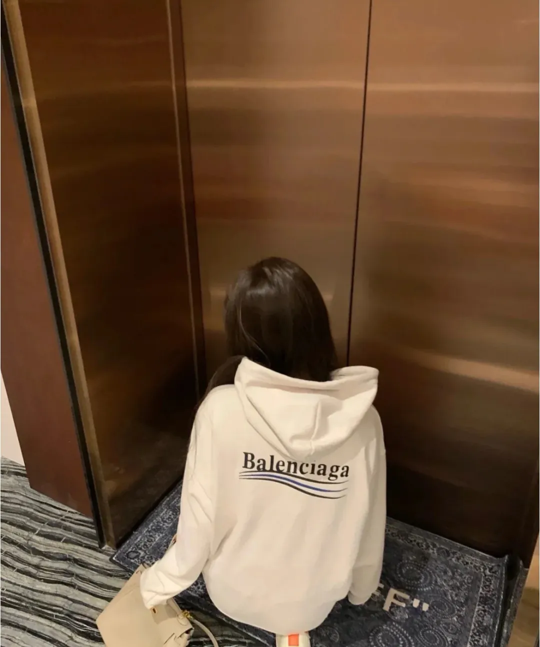 ♻️💯Upper body reference model picture❤️The top tested version of Balenciaga BALENCIAGA Cola Mailang embroidered print male and female couple stars the same autumn and winter pure cotton hoodie hooded sweatshirt. Three colors are available, ensuring the same fabric as the original version, no color difference! Customized dyeing in a package! INS, Xiaohongshu’s popular style, classics that never fade away! The king of orders in Spain, the fried chicken is highly recommended! 480% pure cotton terry fabric, comfortable and warm! Full of drape! The printing uses Tajima embroidery machine imported from Japan, which is known as the fighter among embroidery machines. The embroidery is meticulous, with no threads or skipped threads, the printing and embroidery are full and fine, and the letter spacing is consistent with ZP! Wearing it gives you full confidence and peace of mind! The labels and washes are all correct! On behalf of G at the same level! Consistent packaging at the counter! Size: XS-L Color: Purple light gray white gray P:450