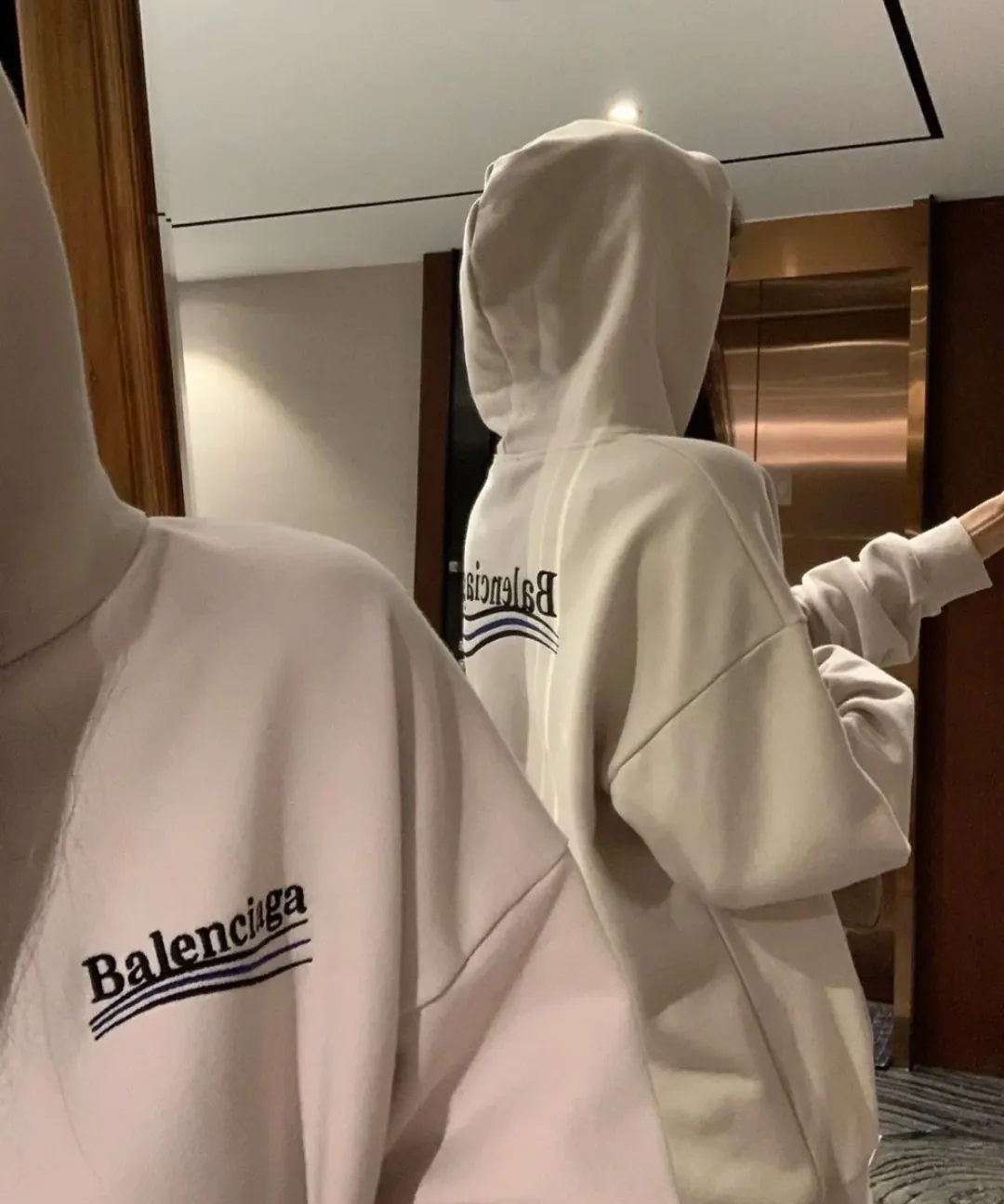 ♻️💯Upper body reference model picture❤️The top tested version of Balenciaga BALENCIAGA Cola Mailang embroidered print male and female couple stars the same autumn and winter pure cotton hoodie hooded sweatshirt. Three colors are available, ensuring the same fabric as the original version, no color difference! Customized dyeing in a package! INS, Xiaohongshu’s popular style, classics that never fade away! The king of orders in Spain, the fried chicken is highly recommended! 480% pure cotton terry fabric, comfortable and warm! Full of drape! The printing uses Tajima embroidery machine imported from Japan, which is known as the fighter among embroidery machines. The embroidery is meticulous, with no threads or skipped threads, the printing and embroidery are full and fine, and the letter spacing is consistent with ZP! Wearing it gives you full confidence and peace of mind! The labels and washes are all correct! On behalf of G at the same level! Consistent packaging at the counter! Size: XS-L Color: Purple light gray white gray P:450