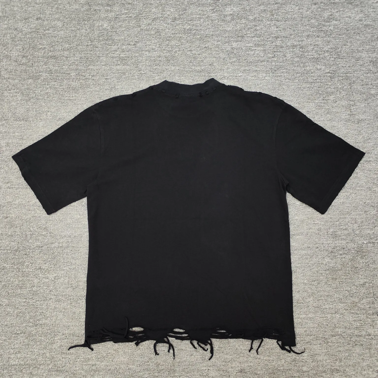 Top version of Balenciaga's new short-sleeved T-shirt. 280g double yarn pure cotton fabric. Logo embroidered on the chest. Distressed tearing process on the hem. Loose fit. Same style for men and women. Original development of custom-woven fabrics. Washing process. High weight 280g fabric. Full texture. Clean cloth. Soft and comfortable. Solona thread dyeing with no color difference. The fabric is made of custom-woven and dyed combed cotton, which has been processed by custom-woven and dyed, dust-free singeing and facial hair-feeding processes to ensure softness, comfort and non-deformation. The letter design is scanned by a computer to ensure that the front and rear widths are consistent, and then imported Behringer machines are used for precision embroidery.