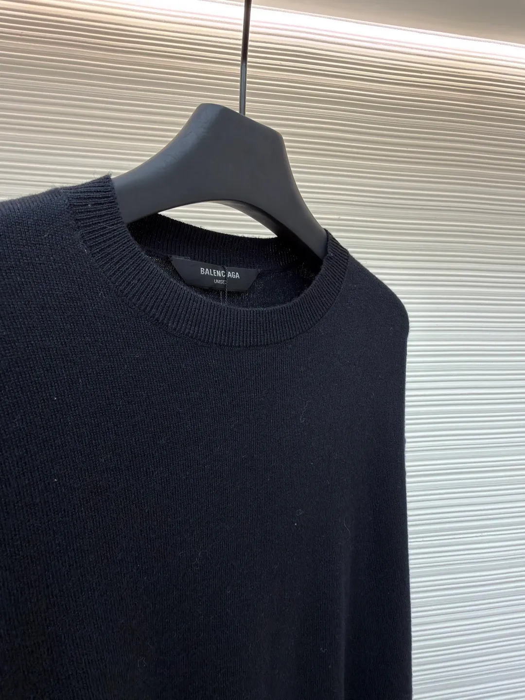 Balenciaga wool blended nameplate crew neck sweater ●Original version: Purchased and developed by 10483 ●Item number: 1681162-A45 ●Fabric: wool blended fabric ●Technology: knitting ●Color: black ●Version: fitted version ●Weight: about 405 grams ●Size: XS-S-M ●Description: High-quality merino wool is selected to provide warmth, softness and elasticity, and mixed with a specific proportion of cashmere to enhance the ultimate skin-friendly touch and luster. In addition, a small amount of synthetic fibers may be added to enhance the durability, anti-wrinkle ability of the sweater and stabilize the silhouette to ensure that the OS version is not easily deformed. Made with a high-needle-count precision knitting machine, the fabric surface is fine and even, and the density is tight, which not only ensures warmth, but also gives the item a high-end texture. This process requires extremely high yarn strength and uniformity. The pattern is carefully calculated and is an architectural, asymmetrical silhouette. The shoulder line is deliberately pulled down, beyond the natural shoulder position, creating a lazy and powerful posture. The depth of the armholes and the ratio of body width to length have been repeatedly considered to ensure that the structure can be kept neat and bloated while showing a loose and flowing drape. Custom molded hardware nameplates, fonts, edge grinding, and surface treatment and aging polishing have all been sampled countless times to achieve the best visual effect and touch. It perfectly embodies the "everyday high fashion" concept advocated by creative director Demna. A basic sweater is transformed into a fashion piece full of attitude and contemporaryity through proportion, top-quality materials and iconic details. It is both suitable for everyday wear and stands out for its strong brand recognition and design. The overall wiring is straight and delicate, the fabric is comfortable and soft, and the color is consistent without color difference. It can be matched with the same style to create a fashionable look and control various occasions. Customized accessories, complete with three standards, same style for men and women!