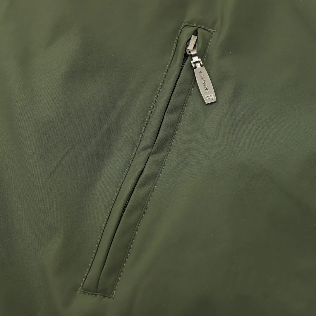 🅿️570 Balenciaga/Balenciaga Letter Embroidered Windbreaker Jacket This product uses high-quality PET sliced ​​polyester fiber as the spinning raw material to ensure that it has stable chemical and physical properties. Using a high-speed spinning process, PET slices are made into POY (pre-oriented yarn) or FDY (fully drawn yarn) through melting, filtration, spinneret extrusion and other steps. These filament products have the characteristics of high breaking strength, high elastic modulus, excellent heat setting properties, good resilience properties, heat resistance, light resistance, corrosion resistance, easy washing and quick drying. It adopts the classic washing and distressing process and is carefully polished to present a unique whitening effect, showing the retro charm that has accumulated over time. This process uses specific washing methods to achieve a certain visual and tactile effect on the garments, giving the garments an old and worn feel. Same style for men and women Sizes: XS-L