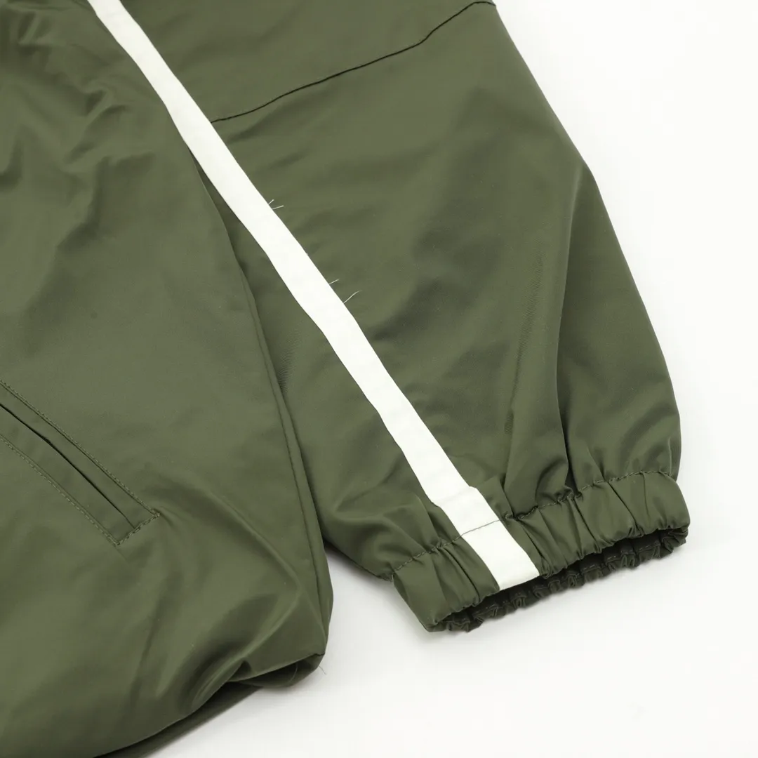 🅿️570 Balenciaga/Balenciaga Letter Embroidered Windbreaker Jacket This product uses high-quality PET sliced ​​polyester fiber as the spinning raw material to ensure that it has stable chemical and physical properties. Using a high-speed spinning process, PET slices are made into POY (pre-oriented yarn) or FDY (fully drawn yarn) through melting, filtration, spinneret extrusion and other steps. These filament products have the characteristics of high breaking strength, high elastic modulus, excellent heat setting properties, good resilience properties, heat resistance, light resistance, corrosion resistance, easy washing and quick drying. It adopts the classic washing and distressing process and is carefully polished to present a unique whitening effect, showing the retro charm that has accumulated over time. This process uses specific washing methods to achieve a certain visual and tactile effect on the garments, giving the garments an old and worn feel. Same style for men and women Sizes: XS-L