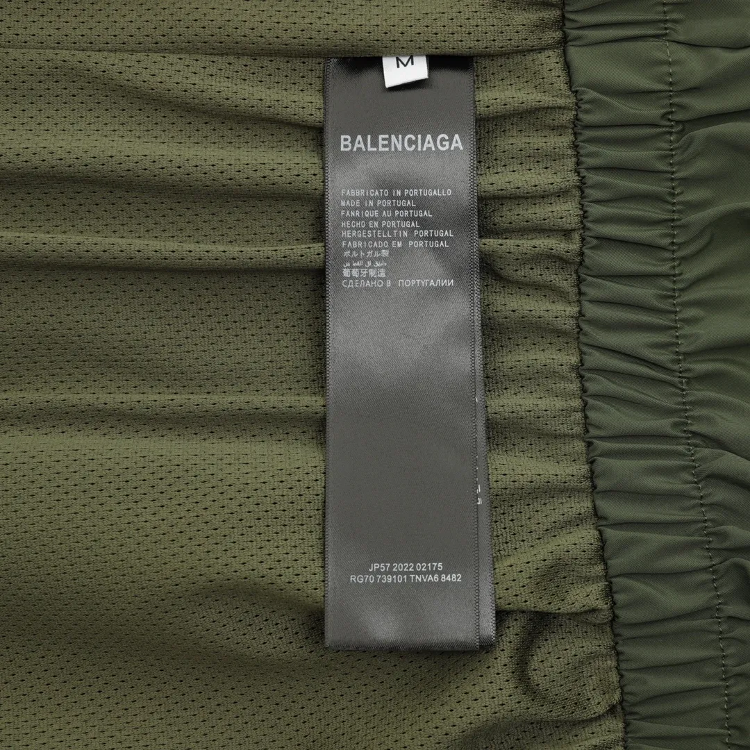 🅿️570 Balenciaga/Balenciaga Letter Embroidered Windbreaker Jacket This product uses high-quality PET sliced ​​polyester fiber as the spinning raw material to ensure that it has stable chemical and physical properties. Using a high-speed spinning process, PET slices are made into POY (pre-oriented yarn) or FDY (fully drawn yarn) through melting, filtration, spinneret extrusion and other steps. These filament products have the characteristics of high breaking strength, high elastic modulus, excellent heat setting properties, good resilience properties, heat resistance, light resistance, corrosion resistance, easy washing and quick drying. It adopts the classic washing and distressing process and is carefully polished to present a unique whitening effect, showing the retro charm that has accumulated over time. This process uses specific washing methods to achieve a certain visual and tactile effect on the garments, giving the garments an old and worn feel. Same style for men and women Sizes: XS-L
