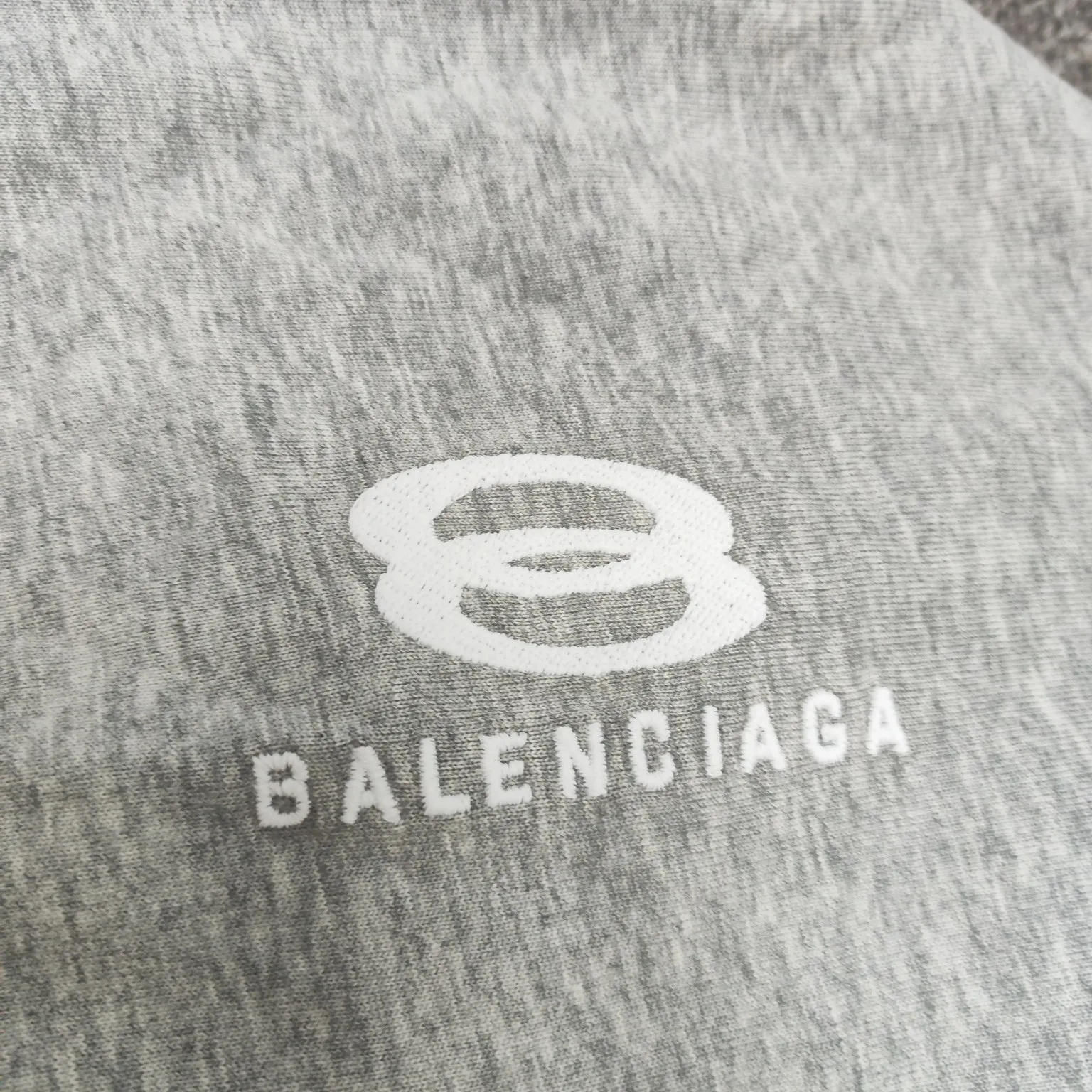 The top version of Balenciaga 24 new style Yang Chaoyue and Lu Yi are the same style. Fake two-piece hooded embroidered short-sleeves. Made of retro plain knitted fabric, customized plaid sleeves, button opening and closing design detail cuffs, German embroidery machine, mirror flipped high-density embroidery on the front chest. The body is spliced ​​with 2 kinds of fabric panels, with a layered effect, loose version, the same style for men and women! Color: Black Gray Size: S M L P: 350
