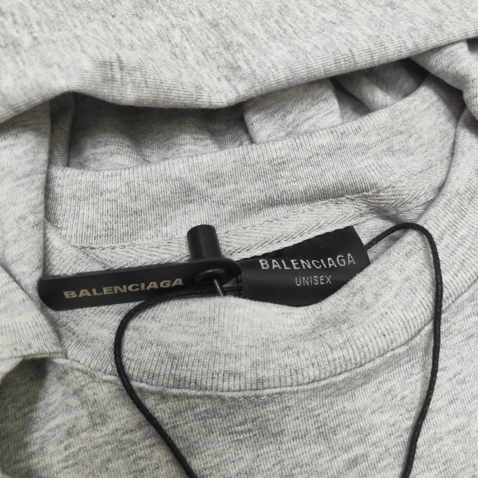 The top version of Balenciaga 24 new style Yang Chaoyue and Lu Yi are the same style. Fake two-piece hooded embroidered short-sleeves. Made of retro plain knitted fabric, customized plaid sleeves, button opening and closing design detail cuffs, German embroidery machine, mirror flipped high-density embroidery on the front chest. The body is spliced ​​with 2 kinds of fabric panels, with a layered effect, loose version, the same style for men and women! Color: Black Gray Size: S M L P: 350