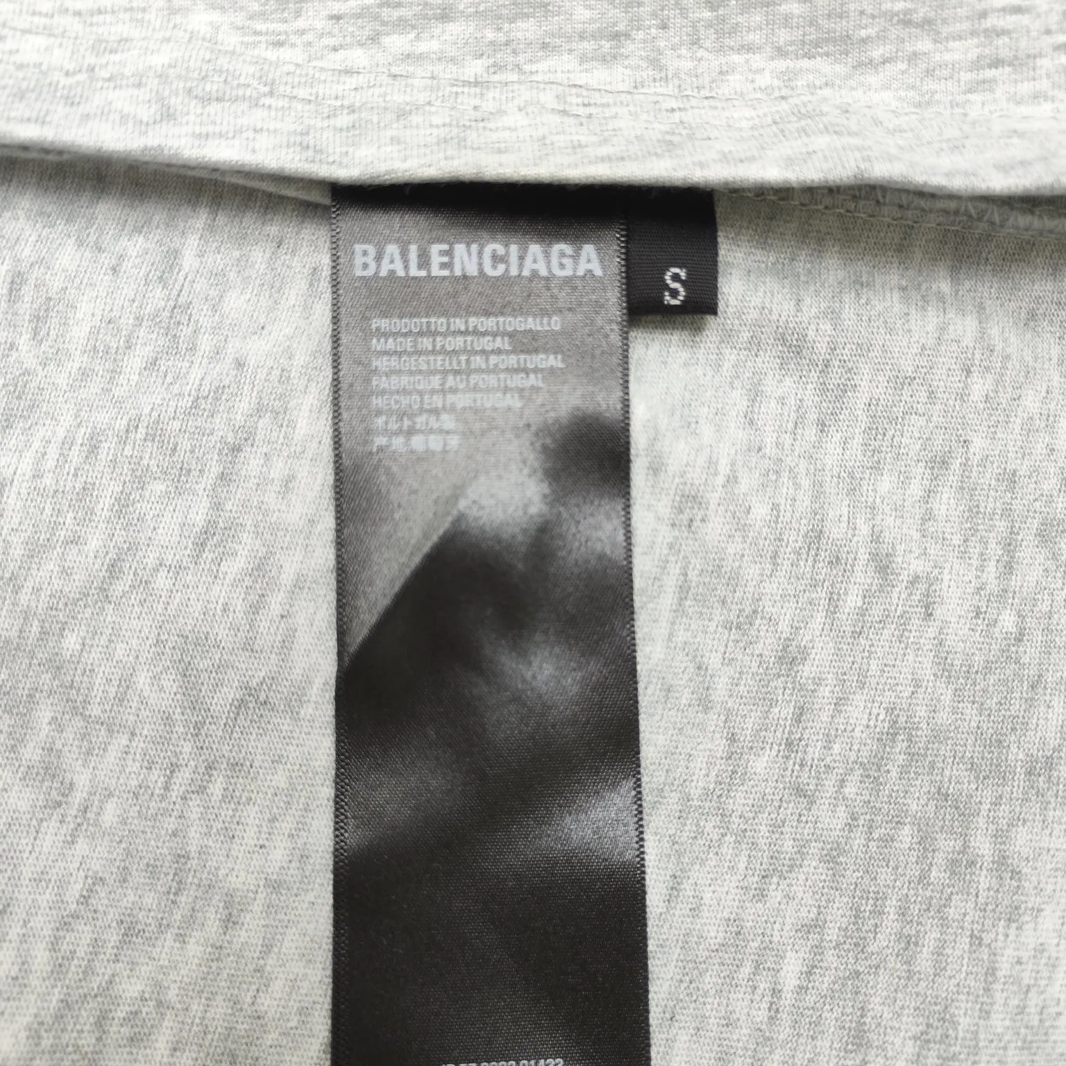 The top version of Balenciaga 24 new style Yang Chaoyue and Lu Yi are the same style. Fake two-piece hooded embroidered short-sleeves. Made of retro plain knitted fabric, customized plaid sleeves, button opening and closing design detail cuffs, German embroidery machine, mirror flipped high-density embroidery on the front chest. The body is spliced ​​with 2 kinds of fabric panels, with a layered effect, loose version, the same style for men and women! Color: Black Gray Size: S M L P: 350