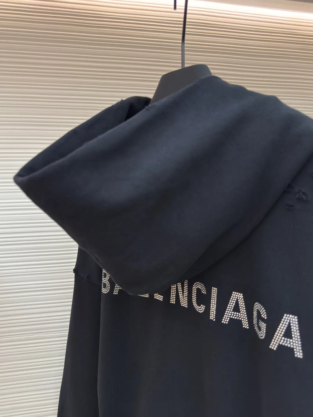 Balenciaga hot diamond hooded ripped sweatshirt ●Authentic product: Purchased and developed for 11500 ●Item number: 1680411-B15 ●Fabric: Brilliant high-count cotton brocade fabric ●Technology: Hot diamond production ●Version: Loose version ●Weight: about 995 grams ●Size: S-M-L-XL ●Description: Customized double-strand nano-washed sweatshirt smart velvet, full texture, comfortable and skin-friendly tone, pure black It sets a versatile tone and is embellished with the Balenciaga hot diamond logo to increase brand recognition. It is perfectly combined with the irregular hole design to create a rebellious retro sense that highlights the unique visual effect. It shines with the chic shine of diamonds and is filled with artistic atmosphere. Clothing is your temperament and your business card. Wear your attitude on your body. High-temperature air press machine is used to press the fabric through high-temperature gas contact with the fabric. Heat energy and pressure are used to press the fabric. It can ensure the uniformity of heat distribution. There are as many as 130 wormholes in the whole body to aggravate the wear process to imitate the traces of natural wear caused by insect gnawing. It presents an irregular shape. All wear is done manually using special tools. The workmanship is cumbersome and complicated. The daily output is low and the unit price of workmanship is expensive. The overall wiring is straight and delicate, the fabric is comfortable and soft, and the color is consistent without color difference. It can be matched with the same style to create a fashionable look and control various occasions. Customized accessories, complete with three standards, same style for men and women!