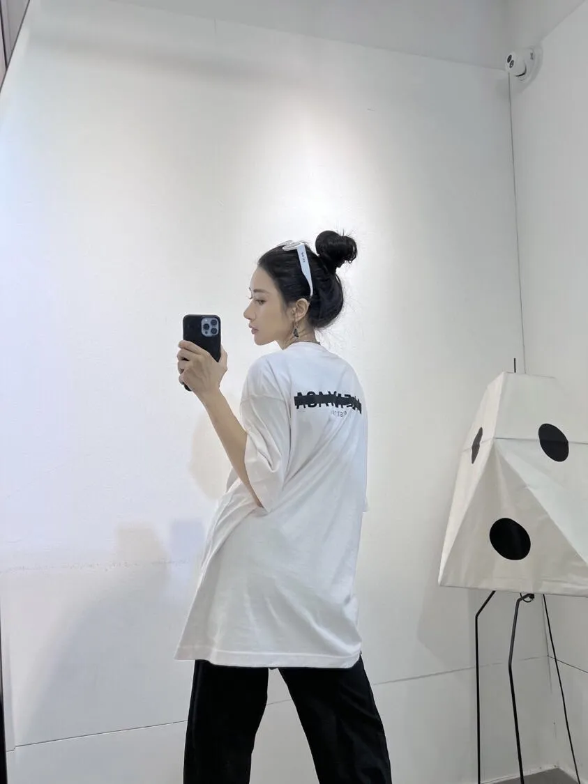 ♻️💯Upper body reference model picture❤️BALENCIAGA Balenciaga's new tape letter printing male and female couple stars the same style pure cotton loose short-sleeved T-shirt The front and rear platens are hand-printed, precision mesh is used to make the stencil, imported environmentally friendly slurry is scraped, and the letters are clearly restored. The spacing between letters is all the same as the original version. The font size is consistent with the original version. The comparison code number ratio is increased and enlarged. The letters are strictly aligned to highly restore the spacing ratio and three-dimensional sense. The printing has no burrs. Basically, the color difference is minimized to be infinitely close. The printing has transparent bottom lines and no burrs. The yarn is made of Made of 18SJC and imported oil-proof treated thread, there will be no oil stains. The car is imported from Silver Sword with a knife, which does not eat the cloth or leave any cloth. The sewing machine needle uses a No. 9 round-head needle, which does not puncture or break the fibers of the fabric. The density of the thread is 3CM/14 needles, which is tight and not loose or sparse. The double-layer stitching of the back collar is firm and tight. The double chain of the shoulder is routed. The hem is tightened tightly. The fabric is full of drape and consistent with the pattern. The fabric is made of 280g double-ply double-yarn plain cotton fabric, which has full drape and smooth hand feel. Complete color matching from dyeing to craftsmanship, customized accessories with three standards Size: XS-L Color: Dark heather gray white black P: 250