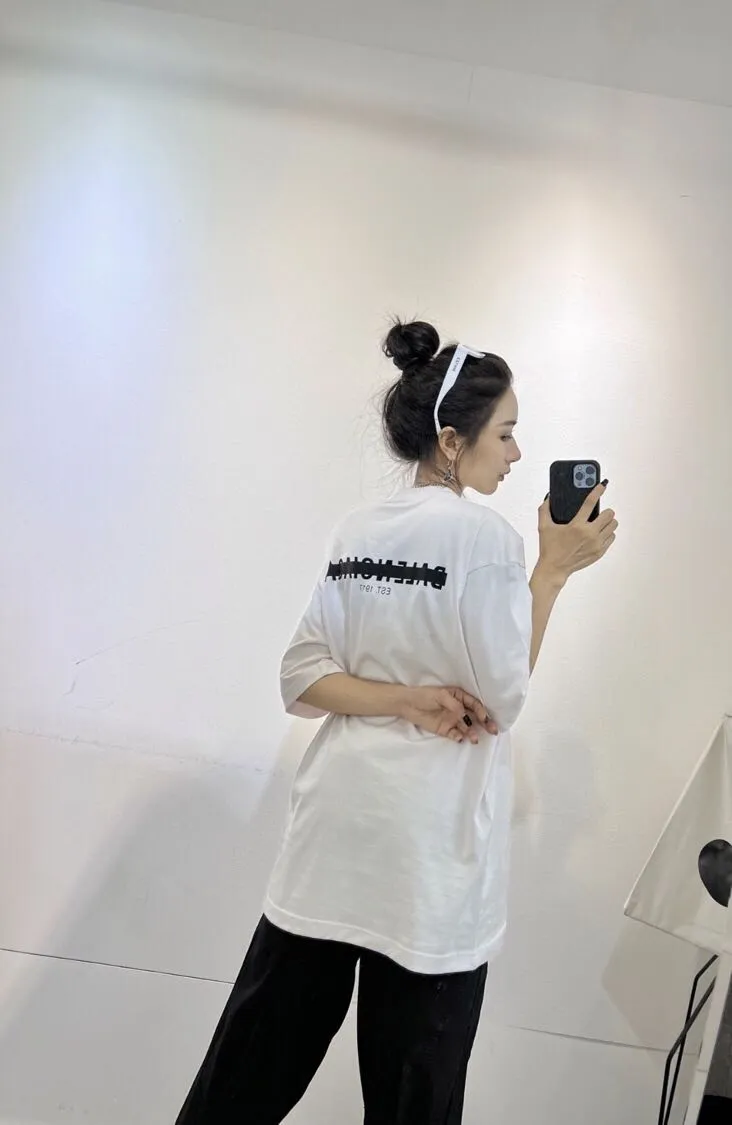 ♻️💯Upper body reference model picture❤️BALENCIAGA Balenciaga's new tape letter printing male and female couple stars the same style pure cotton loose short-sleeved T-shirt The front and rear platens are hand-printed, precision mesh is used to make the stencil, imported environmentally friendly slurry is scraped, and the letters are clearly restored. The spacing between letters is all the same as the original version. The font size is consistent with the original version. The comparison code number ratio is increased and enlarged. The letters are strictly aligned to highly restore the spacing ratio and three-dimensional sense. The printing has no burrs. Basically, the color difference is minimized to be infinitely close. The printing has transparent bottom lines and no burrs. The yarn is made of Made of 18SJC and imported oil-proof treated thread, there will be no oil stains. The car is imported from Silver Sword with a knife, which does not eat the cloth or leave any cloth. The sewing machine needle uses a No. 9 round-head needle, which does not puncture or break the fibers of the fabric. The density of the thread is 3CM/14 needles, which is tight and not loose or sparse. The double-layer stitching of the back collar is firm and tight. The double chain of the shoulder is routed. The hem is tightened tightly. The fabric is full of drape and consistent with the pattern. The fabric is made of 280g double-ply double-yarn plain cotton fabric, which has full drape and smooth hand feel. Complete color matching from dyeing to craftsmanship, customized accessories with three standards Size: XS-L Color: Dark heather gray white black P: 250