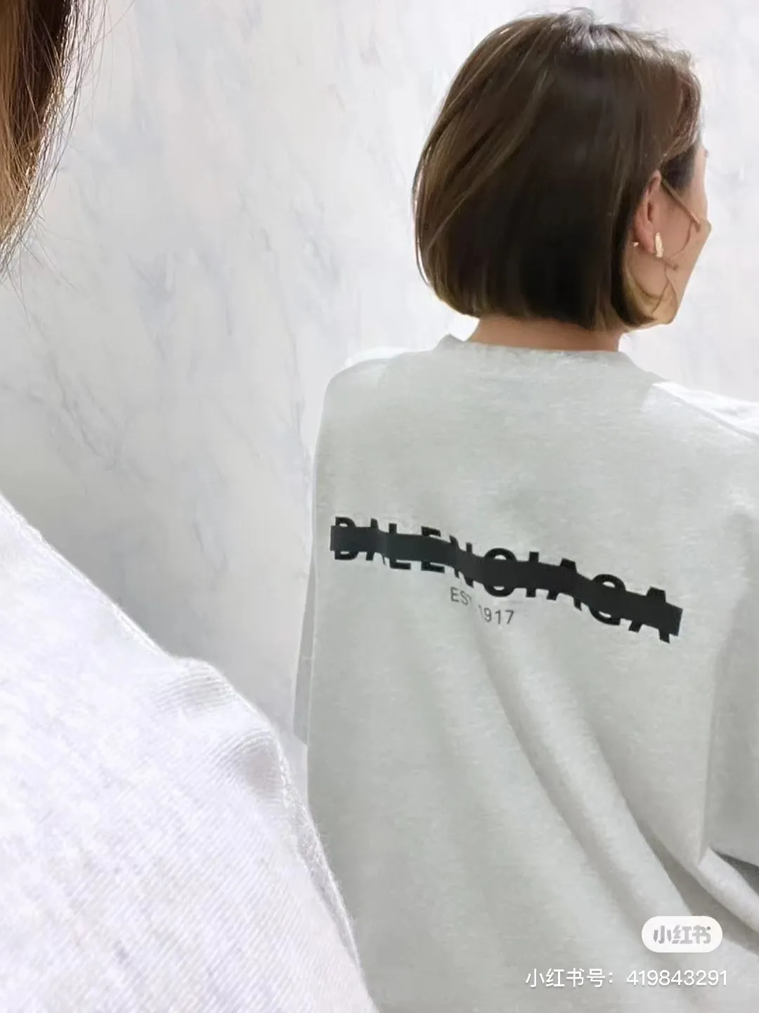 ♻️💯Upper body reference model picture❤️BALENCIAGA Balenciaga's new tape letter printing male and female couple stars the same style pure cotton loose short-sleeved T-shirt The front and rear platens are hand-printed, precision mesh is used to make the stencil, imported environmentally friendly slurry is scraped, and the letters are clearly restored. The spacing between letters is all the same as the original version. The font size is consistent with the original version. The comparison code number ratio is increased and enlarged. The letters are strictly aligned to highly restore the spacing ratio and three-dimensional sense. The printing has no burrs. Basically, the color difference is minimized to be infinitely close. The printing has transparent bottom lines and no burrs. The yarn is made of Made of 18SJC and imported oil-proof treated thread, there will be no oil stains. The car is imported from Silver Sword with a knife, which does not eat the cloth or leave any cloth. The sewing machine needle uses a No. 9 round-head needle, which does not puncture or break the fibers of the fabric. The density of the thread is 3CM/14 needles, which is tight and not loose or sparse. The double-layer stitching of the back collar is firm and tight. The double chain of the shoulder is routed. The hem is tightened tightly. The fabric is full of drape and consistent with the pattern. The fabric is made of 280g double-ply double-yarn plain cotton fabric, which has full drape and smooth hand feel. Complete color matching from dyeing to craftsmanship, customized accessories with three standards Size: XS-L Color: Dark heather gray white black P: 250