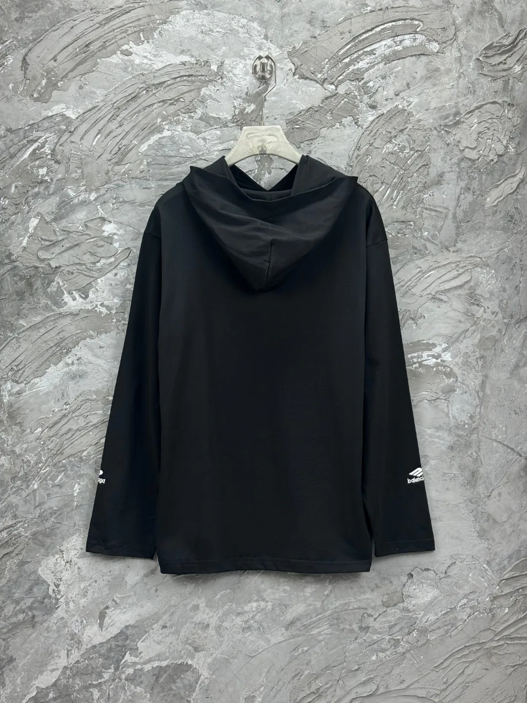 🅿️280 BALENCI*GA Paris classic small label 3M logo hooded long-sleeved T-shirt. The front and sleeves are embroidered with imported Tajima machines. The effect is three-dimensional. Restore the brick cabinet. Exclusively woven and dyed 280g fabric. The threads are dyed in the same vat with zero color difference. The version adopts OS loose shoulder version. Welcome to compare. Same style for men and women -Color: black -SIZE: Xs S M L Style No. 8642#