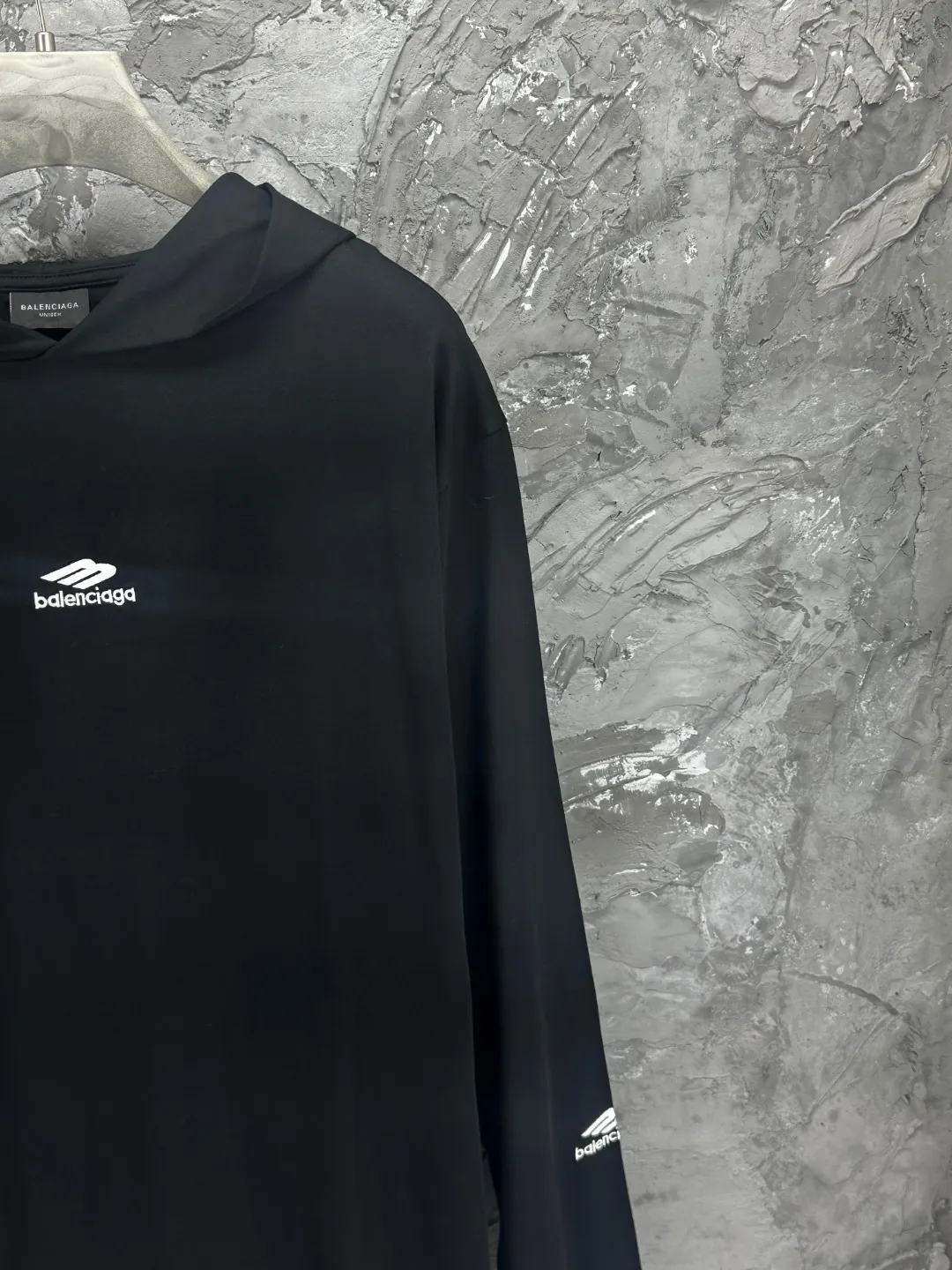 🅿️280 BALENCI*GA Paris classic small label 3M logo hooded long-sleeved T-shirt. The front and sleeves are embroidered with imported Tajima machines. The effect is three-dimensional. Restore the brick cabinet. Exclusively woven and dyed 280g fabric. The threads are dyed in the same vat with zero color difference. The version adopts OS loose shoulder version. Welcome to compare. Same style for men and women -Color: black -SIZE: Xs S M L Style No. 8642#