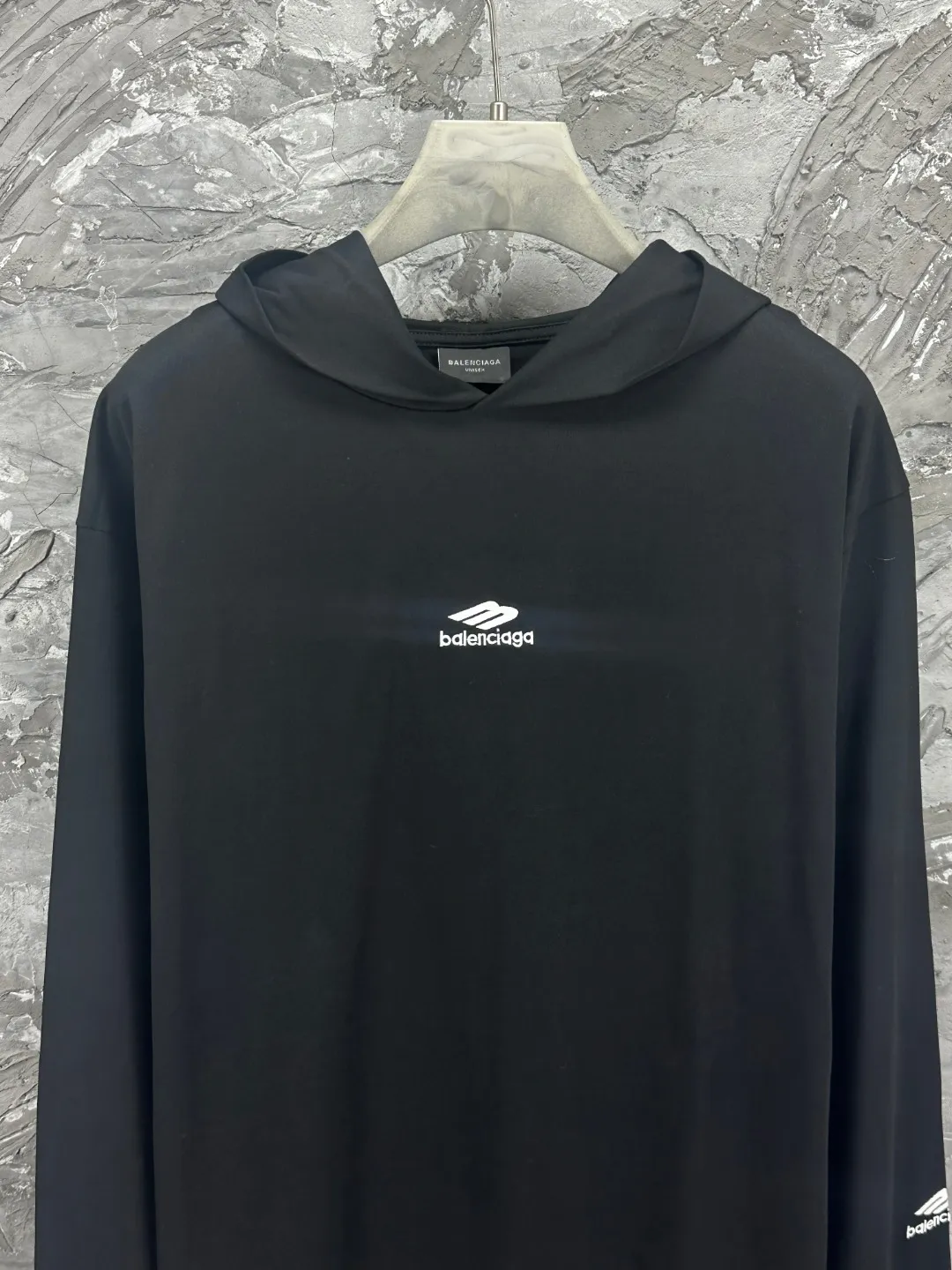 🅿️280 BALENCI*GA Paris classic small label 3M logo hooded long-sleeved T-shirt. The front and sleeves are embroidered with imported Tajima machines. The effect is three-dimensional. Restore the brick cabinet. Exclusively woven and dyed 280g fabric. The threads are dyed in the same vat with zero color difference. The version adopts OS loose shoulder version. Welcome to compare. Same style for men and women -Color: black -SIZE: Xs S M L Style No. 8642#