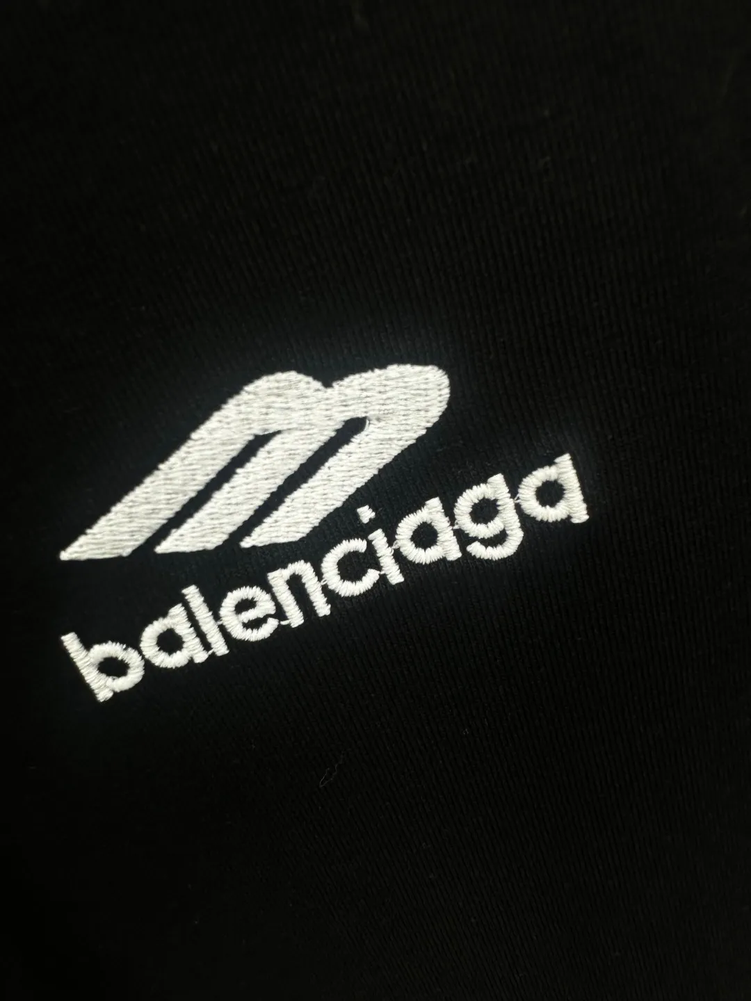 🅿️280 BALENCI*GA Paris classic small label 3M logo hooded long-sleeved T-shirt. The front and sleeves are embroidered with imported Tajima machines. The effect is three-dimensional. Restore the brick cabinet. Exclusively woven and dyed 280g fabric. The threads are dyed in the same vat with zero color difference. The version adopts OS loose shoulder version. Welcome to compare. Same style for men and women -Color: black -SIZE: Xs S M L Style No. 8642#