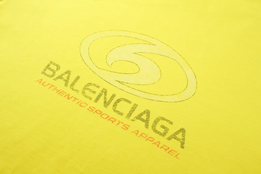 🅿️180 detailed pictures [Top version. Official website quality] BALENCI*GA/Paris. 2024 new style. New LOGO straight crack printed ready-to-wear frayed distressed short-sleeved T-shirt, brick cabinet synchronization. Genuine product developed at the first time, happy to print and compare! The fabric is made of Paris ZP custom-woven and dyed cotton double yarn. Weighing 260 grams, the cloth surface is clean. The cloth pattern is clear, soft and comfortable. The threads are dyed with no color difference. The classic LOGO is printed using environmentally friendly imported materials, with clear straight-crack pattern letters and a three-dimensional effect. Restored brick cabinet. Ready-made garments are washed, worn and worn. Different market currency. Welcome to compare. The version adopts OS loose shoulder style. Same style for men and women. Code: BL233305 Color: gray blue, apricot, yellow Size: XS to L