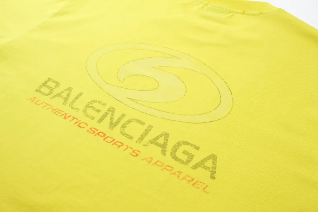🅿️180 detailed pictures [Top version. Official website quality] BALENCI*GA/Paris. 2024 new style. New LOGO straight crack printed ready-to-wear frayed distressed short-sleeved T-shirt, brick cabinet synchronization. Genuine product developed at the first time, happy to print and compare! The fabric is made of Paris ZP custom-woven and dyed cotton double yarn. Weighing 260 grams, the cloth surface is clean. The cloth pattern is clear, soft and comfortable. The threads are dyed with no color difference. The classic LOGO is printed using environmentally friendly imported materials, with clear straight-crack pattern letters and a three-dimensional effect. Restored brick cabinet. Ready-made garments are washed, worn and worn. Different market currency. Welcome to compare. The version adopts OS loose shoulder style. Same style for men and women. Code: BL233305 Color: gray blue, apricot, yellow Size: XS to L