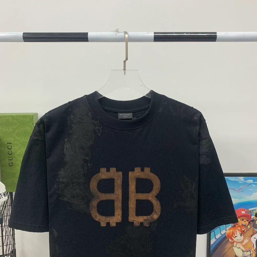 [New] Top version BALENCIAGA 23SS distressed and dirty orange double B mud-dyed orange BB printed round neck pure cotton male and female couple star same style short-sleeved T-shirt using special dirty and distressed technology, manual painting of double B pattern, pure cotton soft fabric, color contrast dyeing fabric, ultra-fine flat screen printing process, full of fashion sense, color dyeing pure cotton fabric 260 grams heavy worsted breathable cotton fabric color contrast dyeing The upper hand cotton feeling is stronger and the yp version has not been changed A small neckline + short cuffs can be worn to look like a model's upper body. The double B letter pattern is designed with distressed elements to create a dirty effect. Thermosetting ink printing uses chemical ink as the pigment. It needs high temperature drying to solidify the ink on the fabric. The unique dirty, hole-worn effect. Parts of the heavy-weight pure cotton material are deliberately treated to have the effect of wear and tear. Combined with the rust stain and dirty color effect to create a polluted appearance. Color; black. Size; XS-L P:280