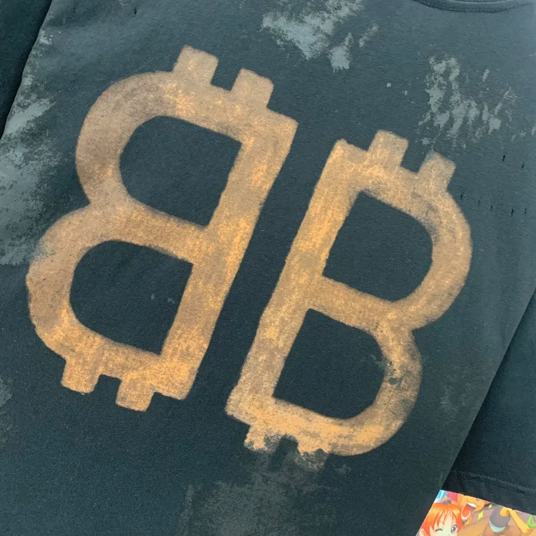 [New] Top version BALENCIAGA 23SS distressed and dirty orange double B mud-dyed orange BB printed round neck pure cotton male and female couple star same style short-sleeved T-shirt using special dirty and distressed technology, manual painting of double B pattern, pure cotton soft fabric, color contrast dyeing fabric, ultra-fine flat screen printing process, full of fashion sense, color dyeing pure cotton fabric 260 grams heavy worsted breathable cotton fabric color contrast dyeing The upper hand cotton feeling is stronger and the yp version has not been changed A small neckline + short cuffs can be worn to look like a model's upper body. The double B letter pattern is designed with distressed elements to create a dirty effect. Thermosetting ink printing uses chemical ink as the pigment. It needs high temperature drying to solidify the ink on the fabric. The unique dirty, hole-worn effect. Parts of the heavy-weight pure cotton material are deliberately treated to have the effect of wear and tear. Combined with the rust stain and dirty color effect to create a polluted appearance. Color; black. Size; XS-L P:280
