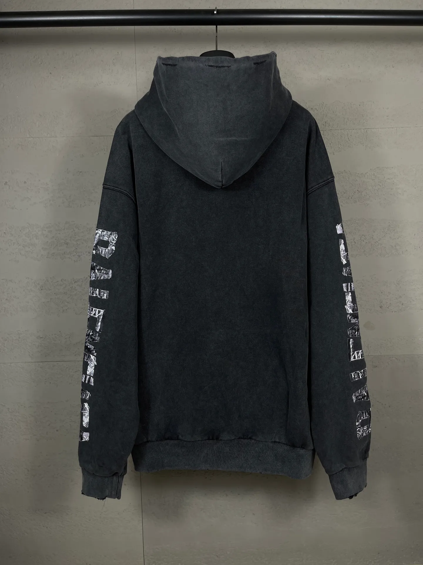 🅿️390 Detailed Picture [Top version. Official website quality] BALENCI*GA/Paris. 25ss latest model. Overweight craftsmanship. Masking tape direct-printing, LOGO embroidery on the front, open pockets on both sides, ready-to-wear hooded long-sleeved sweatshirt with washed distressing. The brick cabinets are synchronized. The fabric is made of Paris ZP custom-woven and dyed cotton sweatshirt. Weighing 460 grams, the cloth surface is clean. The cloth pattern is clear, soft and comfortable, and the threads are dyed with no color difference. The classic pattern is printed using computer direct printing. The front chest is embroidered using a computerized embroidery machine. The letters are clear and the effect is three-dimensional. Restored brick cabinets. Ready-made clothes washed and aged. Produced by ultra-heavy craftsmanship, the market currency is very different, welcome to compare. The version adopts OS loose shoulder design. The same style for men and women. Code: BL259971 Color: Washed Black Size: XS S M L