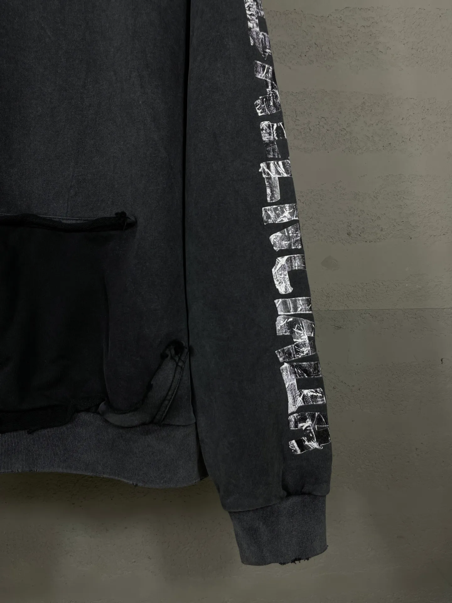🅿️390 Detailed Picture [Top version. Official website quality] BALENCI*GA/Paris. 25ss latest model. Overweight craftsmanship. Masking tape direct-printing, LOGO embroidery on the front, open pockets on both sides, ready-to-wear hooded long-sleeved sweatshirt with washed distressing. The brick cabinets are synchronized. The fabric is made of Paris ZP custom-woven and dyed cotton sweatshirt. Weighing 460 grams, the cloth surface is clean. The cloth pattern is clear, soft and comfortable, and the threads are dyed with no color difference. The classic pattern is printed using computer direct printing. The front chest is embroidered using a computerized embroidery machine. The letters are clear and the effect is three-dimensional. Restored brick cabinets. Ready-made clothes washed and aged. Produced by ultra-heavy craftsmanship, the market currency is very different, welcome to compare. The version adopts OS loose shoulder design. The same style for men and women. Code: BL259971 Color: Washed Black Size: XS S M L