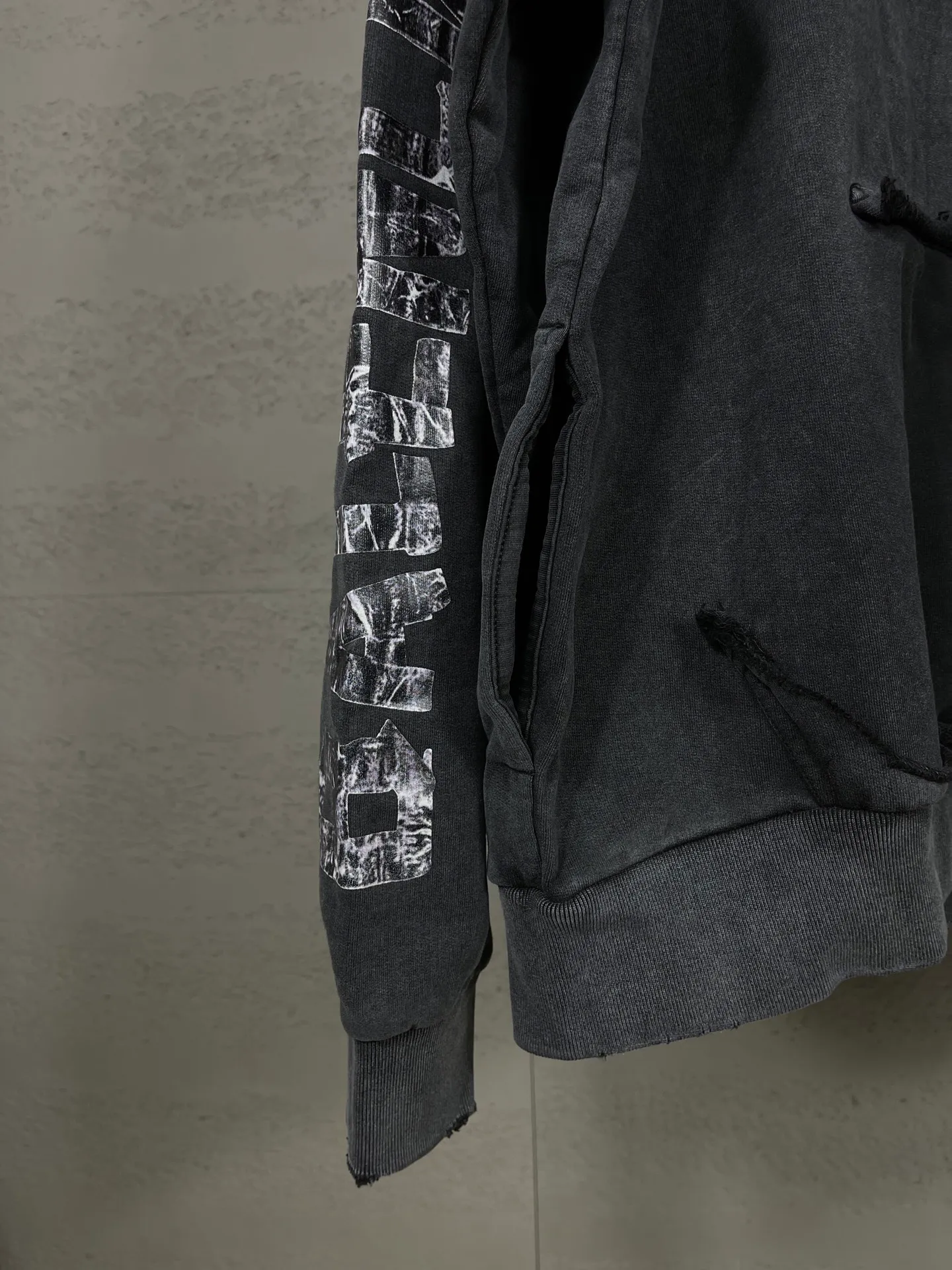 🅿️390 Detailed Picture [Top version. Official website quality] BALENCI*GA/Paris. 25ss latest model. Overweight craftsmanship. Masking tape direct-printing, LOGO embroidery on the front, open pockets on both sides, ready-to-wear hooded long-sleeved sweatshirt with washed distressing. The brick cabinets are synchronized. The fabric is made of Paris ZP custom-woven and dyed cotton sweatshirt. Weighing 460 grams, the cloth surface is clean. The cloth pattern is clear, soft and comfortable, and the threads are dyed with no color difference. The classic pattern is printed using computer direct printing. The front chest is embroidered using a computerized embroidery machine. The letters are clear and the effect is three-dimensional. Restored brick cabinets. Ready-made clothes washed and aged. Produced by ultra-heavy craftsmanship, the market currency is very different, welcome to compare. The version adopts OS loose shoulder design. The same style for men and women. Code: BL259971 Color: Washed Black Size: XS S M L