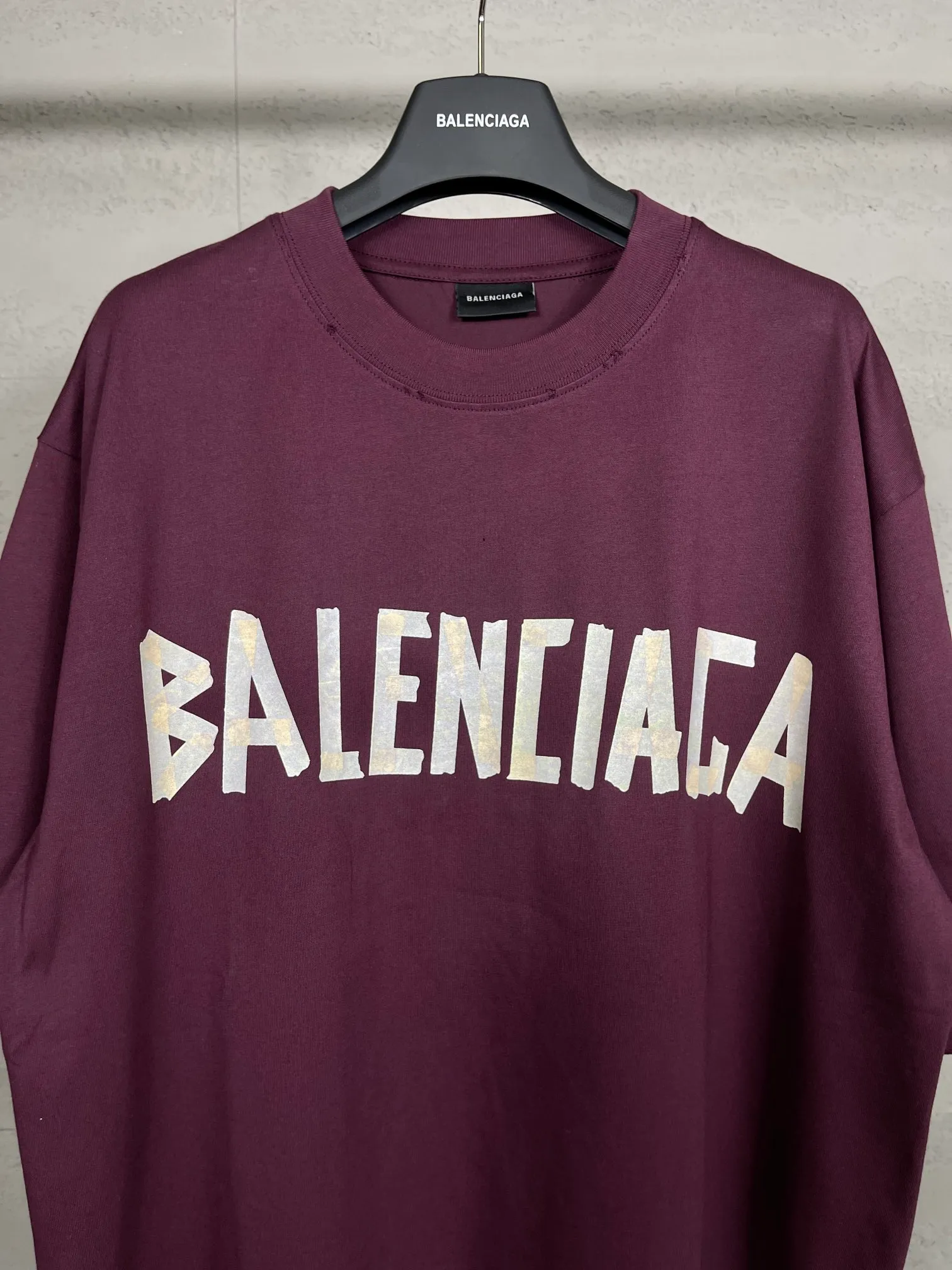 🅿️194 Real photos [Top version. Official website quality] BALENCI*GA/Paris. 23ss latest classic model. Tape pulp printing. Ready-to-wear washed and worn short-sleeved T-shirt. Brick cabinet synchronization. The fabric is made of Paris ZP custom-woven and dyed 100% cotton double yarn compact cotton. The weight is 260 grams, the cloth surface is clean. The cloth pattern is clear, soft and comfortable, and the thread is dyed with no color difference. The classic pattern is printed with environmentally friendly imported materials, and the tape pattern is glued. The letters are clear and the effect is three-dimensional. Restored brick cabinet. The garments were washed and aged, and polished by many hands. Produced by ultra-heavy craftsmanship, the market currency is very different, welcome to compare.                                 Note⚠️ZP is made of iron gray garments that are washed and distressed. Pay attention to the big difference! Welcome to compare! The version adopts OS loose shoulder version. The same style for men and women. Code: BL223089 Color: iron gray, white, fluorescent green, gray blue, coffee color, fog blue, beige gray, burgundy, green, floral gray Size: XS S M L