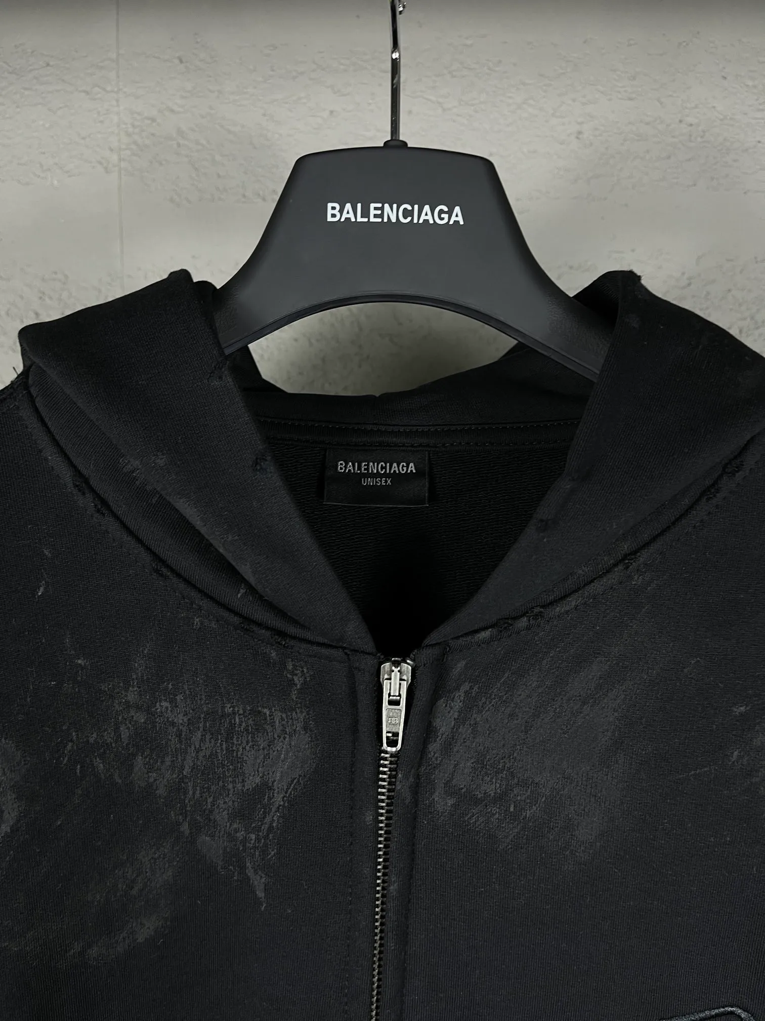🅿️400 real photos [Top version. Official website quality] BALENCI*GA/Paris. 2024 latest Sanskrit letters LOGO hand-painted graffiti washed and worn old zipper cardigan hooded sweatshirt. Brick cabinet synchronization. ⚠️Difference market currency. YB development. Worn. Hand-painted consistent with ZP, ‼ ️The fabric is made of Paris ZP custom-woven and dyed cotton terry sweatshirt. The weight is 450 grams. The cloth surface is clean. The cloth pattern is clear, soft and comfortable. The threads are dyed with no color difference. The printing process is extremely complex, and the garments are hand-painted, worn, and distressed, and the process is extremely heavy. Comparisons welcome. The version adopts OS loose shoulder design. Same style for men and women. Code: BL238036 Color: black blue. Size: XS S M L