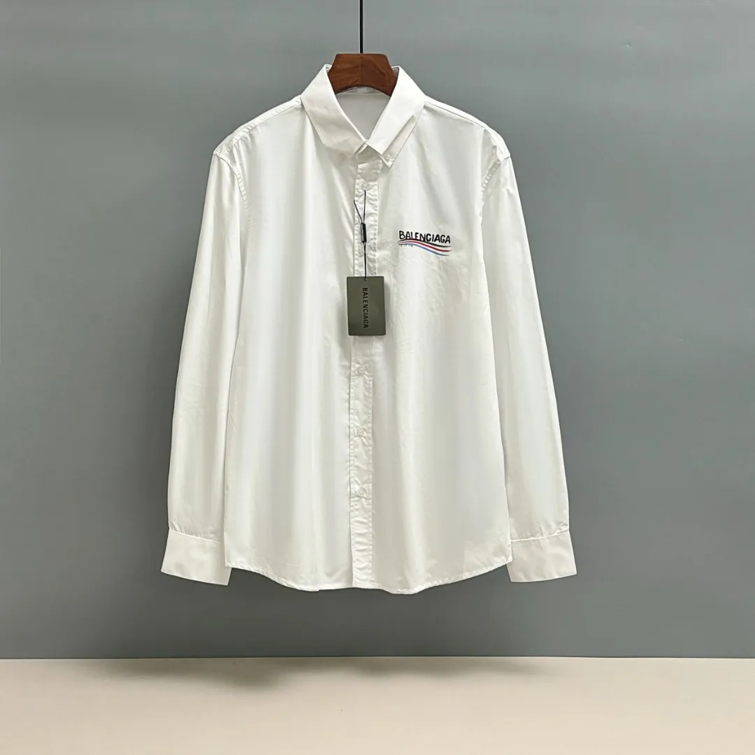 🅿️220 BALENCIAGA/Balenciaga early autumn printed embroidered shirt. Customized classic 40-count plain weave imitation Tencel Paris shirt fabric. Loose fit and three-dimensional upper body. Smooth and natural lines from shoulder line to waistline to hem. Smooth transition of lines. No unnecessary folds or accumulation. The whole body is neat and stretched. Customized Paris logo engraved buttons. Classic Paris letters embroidery on the chest. Precise stitching. Silky threading. Paired with large-area printing of the Eiffel Tower on the back. The effect is three-dimensional. The printing fits perfectly with the fabric, and there will be no problems such as color fading, peeling off, etc. Size: S M L XL