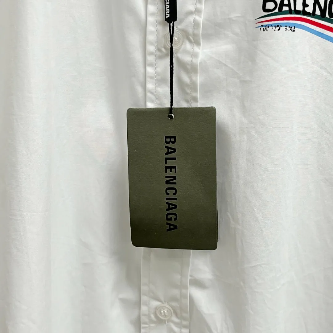 🅿️220 BALENCIAGA/Balenciaga early autumn printed embroidered shirt. Customized classic 40-count plain weave imitation Tencel Paris shirt fabric. Loose fit and three-dimensional upper body. Smooth and natural lines from shoulder line to waistline to hem. Smooth transition of lines. No unnecessary folds or accumulation. The whole body is neat and stretched. Customized Paris logo engraved buttons. Classic Paris letters embroidery on the chest. Precise stitching. Silky threading. Paired with large-area printing of the Eiffel Tower on the back. The effect is three-dimensional. The printing fits perfectly with the fabric, and there will be no problems such as color fading, peeling off, etc. Size: S M L XL