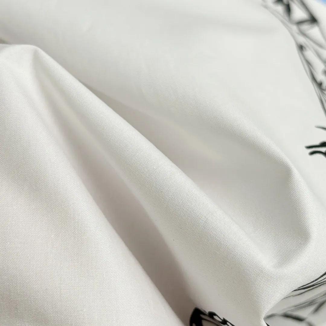 🅿️220 BALENCIAGA/Balenciaga early autumn printed embroidered shirt. Customized classic 40-count plain weave imitation Tencel Paris shirt fabric. Loose fit and three-dimensional upper body. Smooth and natural lines from shoulder line to waistline to hem. Smooth transition of lines. No unnecessary folds or accumulation. The whole body is neat and stretched. Customized Paris logo engraved buttons. Classic Paris letters embroidery on the chest. Precise stitching. Silky threading. Paired with large-area printing of the Eiffel Tower on the back. The effect is three-dimensional. The printing fits perfectly with the fabric, and there will be no problems such as color fading, peeling off, etc. Size: S M L XL