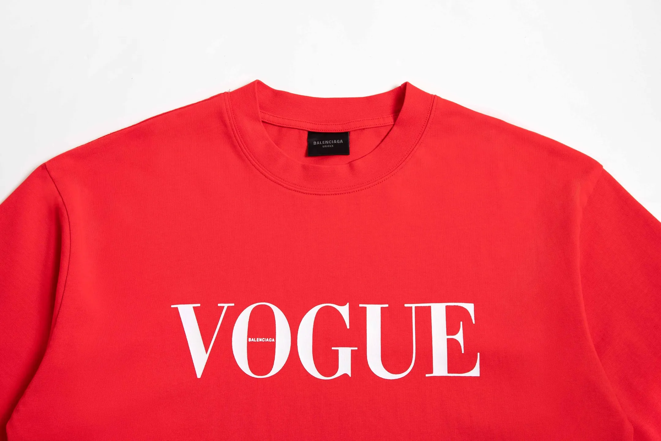 🅿️170 9175# Detailed picture Top version [[BALENCIA*GA] Official website quality Paris co-branded Balenciaga Vogue collaboration series short-sleeved T-shirt OS version Loose dropped shoulders Unisex style Fabric: 260g 100% cotton double yarn Technology: Front panel printing and back panel white ink direct spray Garment washing Shape fixation Color: Black Red Off-white Size: XS S M L