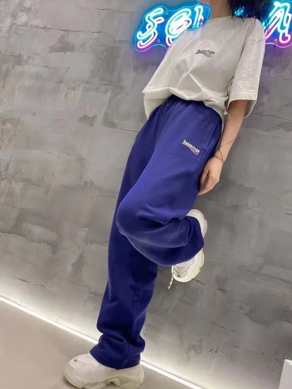 ♻️💯Upper body reference model picture❤️Top tried and true version Balenciaga 21SS BLCG Balenciaga Wave Coke male and female couple star same style pure cotton terry trousers sweatpants casual pants classic and versatile style is here! With these pants, they look perfect no matter what outfit you wear! Get it now! Customized special fabrics, ready-to-wear washable, soft and comfortable to the touch.  460 grams of dust-free sweatshirt fabric, washed and cut. Imported environmentally friendly water glue is added to the garment and washed twice to ensure consistent printing. Customized wash mark. This year's sincere shorts LOGO adopts Japanese Tajima embroidery technology, and the printing is full and meticulous. Color: Black/Grey/White/Blue Size: XS-L P:370