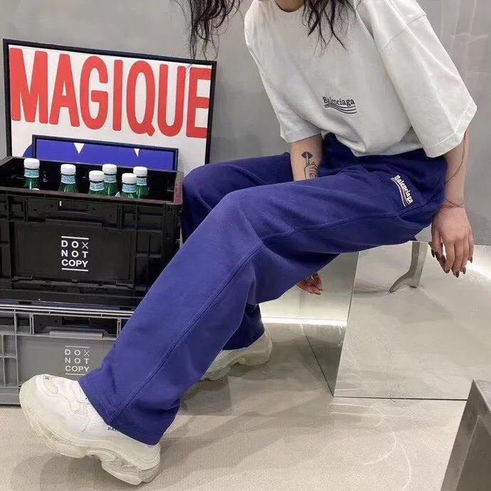 ♻️💯Upper body reference model picture❤️Top tried and true version Balenciaga 21SS BLCG Balenciaga Wave Coke male and female couple star same style pure cotton terry trousers sweatpants casual pants classic and versatile style is here! With these pants, they look perfect no matter what outfit you wear! Get it now! Customized special fabrics, ready-to-wear washable, soft and comfortable to the touch.  460 grams of dust-free sweatshirt fabric, washed and cut. Imported environmentally friendly water glue is added to the garment and washed twice to ensure consistent printing. Customized wash mark. This year's sincere shorts LOGO adopts Japanese Tajima embroidery technology, and the printing is full and meticulous. Color: Black/Grey/White/Blue Size: XS-L P:370
