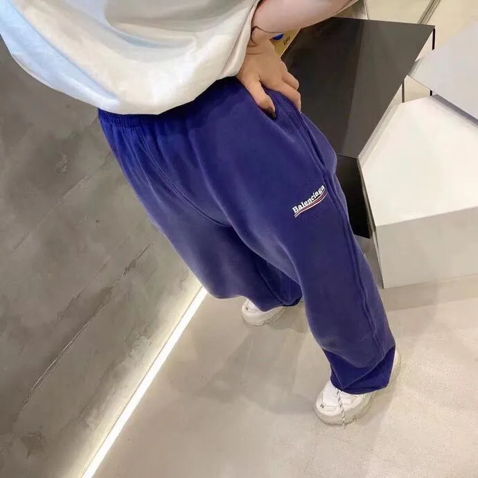 ♻️💯Upper body reference model picture❤️Top tried and true version Balenciaga 21SS BLCG Balenciaga Wave Coke male and female couple star same style pure cotton terry trousers sweatpants casual pants classic and versatile style is here! With these pants, they look perfect no matter what outfit you wear! Get it now! Customized special fabrics, ready-to-wear washable, soft and comfortable to the touch.  460 grams of dust-free sweatshirt fabric, washed and cut. Imported environmentally friendly water glue is added to the garment and washed twice to ensure consistent printing. Customized wash mark. This year's sincere shorts LOGO adopts Japanese Tajima embroidery technology, and the printing is full and meticulous. Color: Black/Grey/White/Blue Size: XS-L P:370