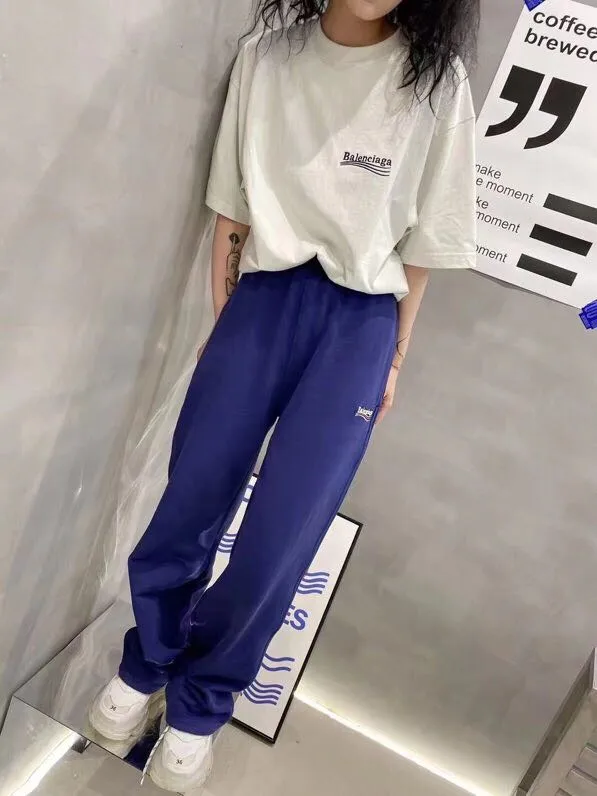 ♻️💯Upper body reference model picture❤️Top tried and true version Balenciaga 21SS BLCG Balenciaga Wave Coke male and female couple star same style pure cotton terry trousers sweatpants casual pants classic and versatile style is here! With these pants, they look perfect no matter what outfit you wear! Get it now! Customized special fabrics, ready-to-wear washable, soft and comfortable to the touch.  460 grams of dust-free sweatshirt fabric, washed and cut. Imported environmentally friendly water glue is added to the garment and washed twice to ensure consistent printing. Customized wash mark. This year's sincere shorts LOGO adopts Japanese Tajima embroidery technology, and the printing is full and meticulous. Color: Black/Grey/White/Blue Size: XS-L P:370