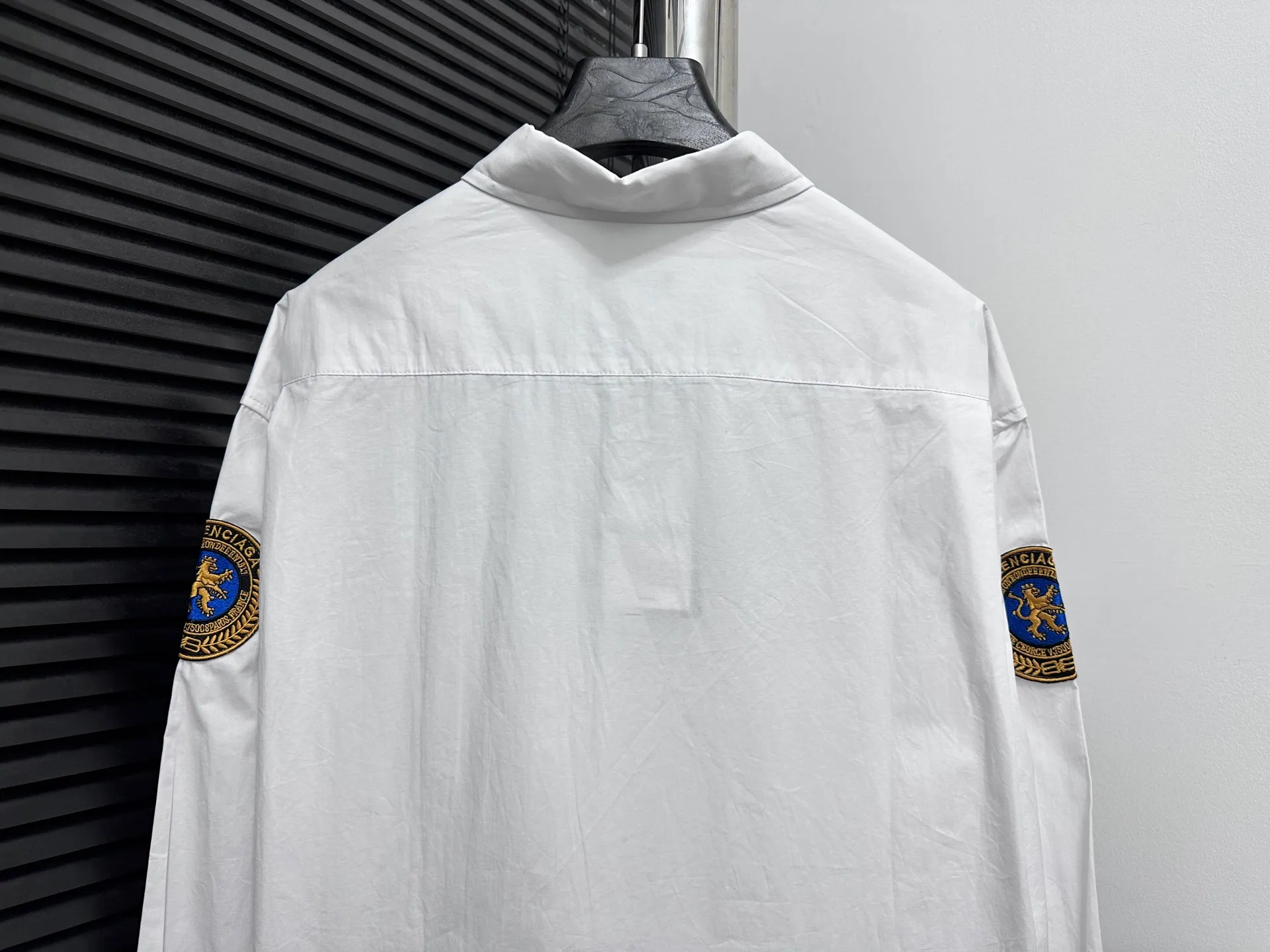 🅿️400 [Balenciag*] Paris Blcg Lion Logo Embroidered Manchester United Shirt 7454 Buy the original version, made of 80-count pure cotton poplin area fine cotton fabric, which usually has good hygroscopicity, breathability, warmth and wear resistance, and is also relatively soft and smooth. Due to fine processing, the fine cotton fabric is relatively light and thin, feels soft and comfortable, and fits the skin very well when worn. Size: 36 38 40