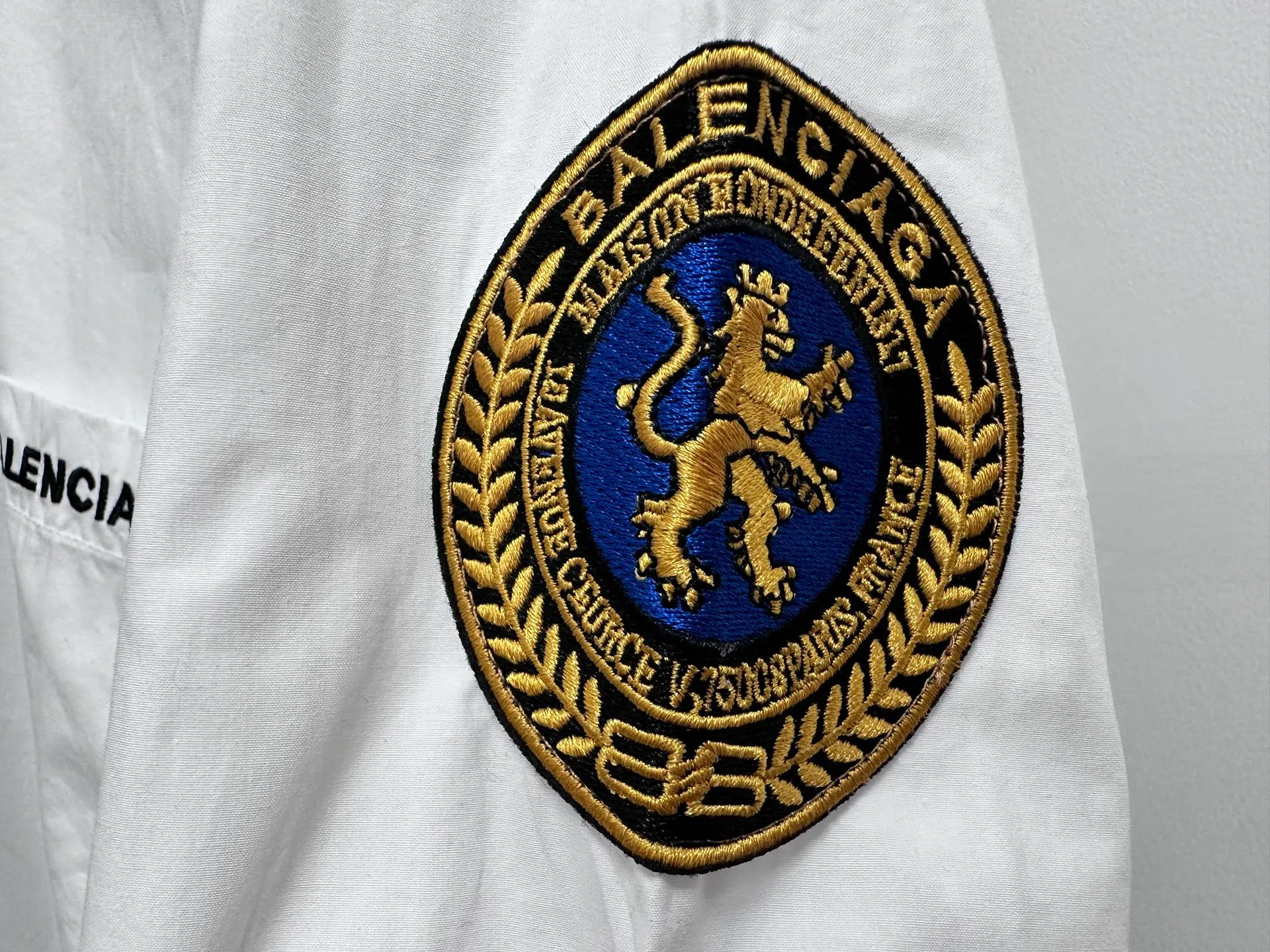 🅿️400 [Balenciag*] Paris Blcg Lion Logo Embroidered Manchester United Shirt 7454 Buy the original version, made of 80-count pure cotton poplin area fine cotton fabric, which usually has good hygroscopicity, breathability, warmth and wear resistance, and is also relatively soft and smooth. Due to fine processing, the fine cotton fabric is relatively light and thin, feels soft and comfortable, and fits the skin very well when worn. Size: 36 38 40