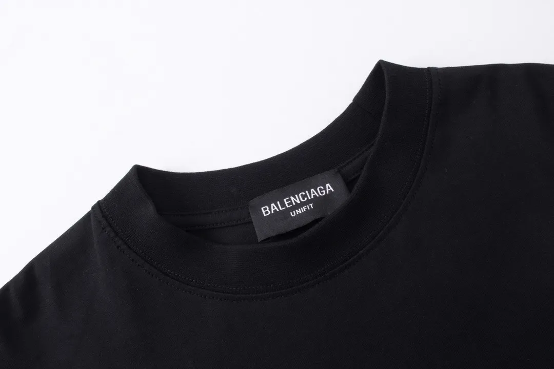 🅿️216 Real photos [Top version. Official website quality] BALENCIAGA/Balenciaga WFP World Food Agency charity limited edition #long-sleeved T-shirt. The fabric is made of Paris ZP custom-woven and dyed cotton double yarn. Weighing 260 grams, the cloth surface is clean. The cloth pattern is clear, soft and comfortable. The ribbing is dyed with no color difference. The classic pattern printing uses environmentally friendly imported glue, micro-foam printing. Precision screen. The letters are clear. No burrs. Strong three-dimensional effect. The version adopts OS loose shoulder version. Same style for men and women. Coding: BL225016 Color: white, black Size: XS S M L