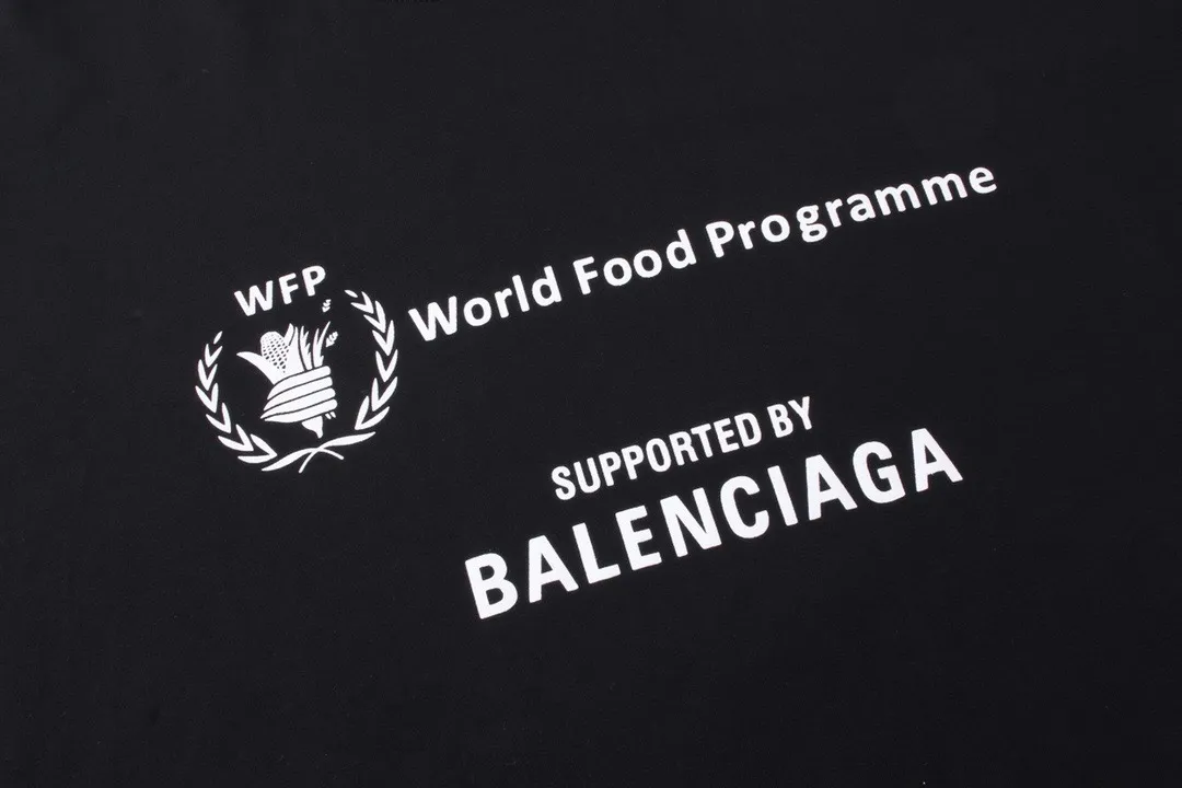 🅿️216 Real photos [Top version. Official website quality] BALENCIAGA/Balenciaga WFP World Food Agency charity limited edition #long-sleeved T-shirt. The fabric is made of Paris ZP custom-woven and dyed cotton double yarn. Weighing 260 grams, the cloth surface is clean. The cloth pattern is clear, soft and comfortable. The ribbing is dyed with no color difference. The classic pattern printing uses environmentally friendly imported glue, micro-foam printing. Precision screen. The letters are clear. No burrs. Strong three-dimensional effect. The version adopts OS loose shoulder version. Same style for men and women. Coding: BL225016 Color: white, black Size: XS S M L
