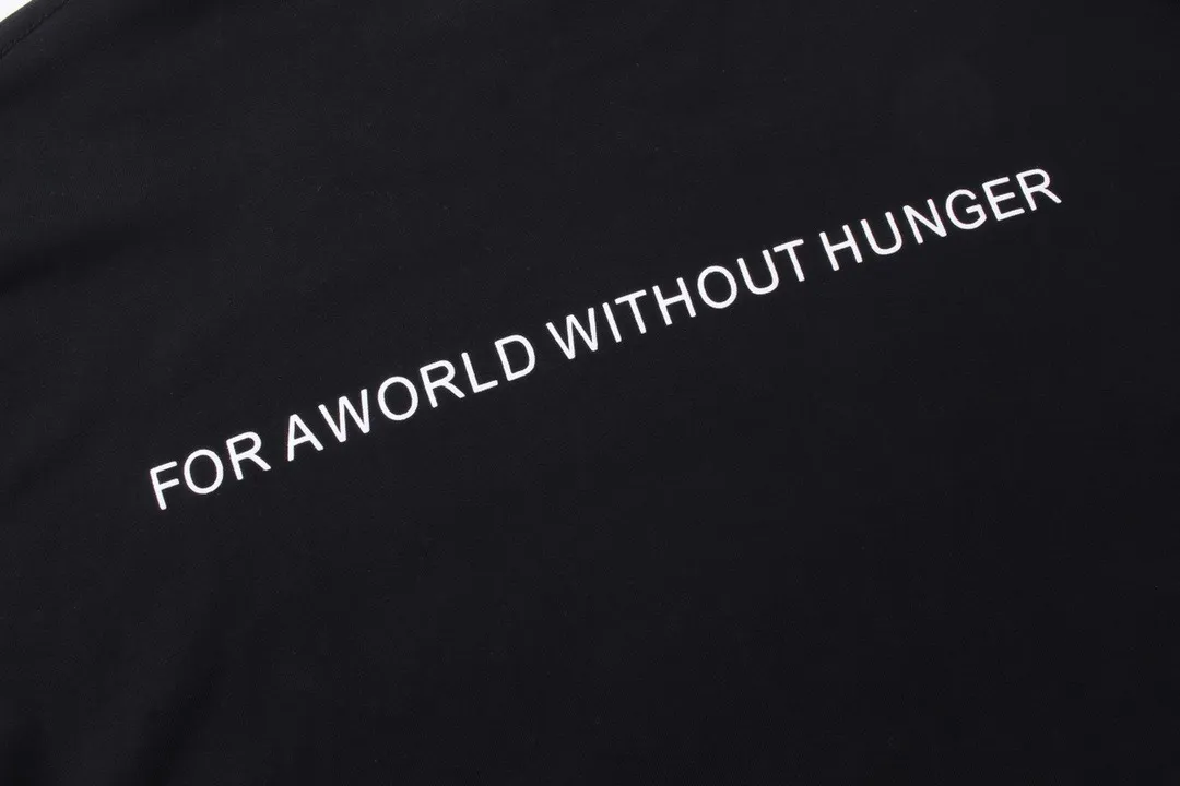 🅿️216 Real photos [Top version. Official website quality] BALENCIAGA/Balenciaga WFP World Food Agency charity limited edition #long-sleeved T-shirt. The fabric is made of Paris ZP custom-woven and dyed cotton double yarn. Weighing 260 grams, the cloth surface is clean. The cloth pattern is clear, soft and comfortable. The ribbing is dyed with no color difference. The classic pattern printing uses environmentally friendly imported glue, micro-foam printing. Precision screen. The letters are clear. No burrs. Strong three-dimensional effect. The version adopts OS loose shoulder version. Same style for men and women. Coding: BL225016 Color: white, black Size: XS S M L