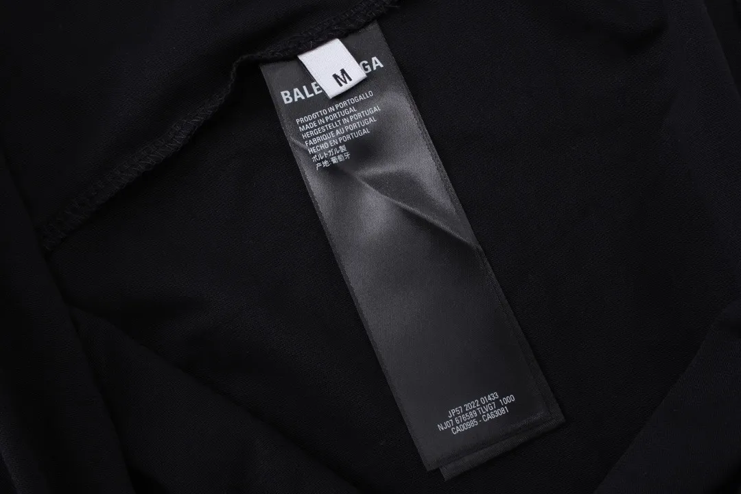 🅿️216 Real photos [Top version. Official website quality] BALENCIAGA/Balenciaga WFP World Food Agency charity limited edition #long-sleeved T-shirt. The fabric is made of Paris ZP custom-woven and dyed cotton double yarn. Weighing 260 grams, the cloth surface is clean. The cloth pattern is clear, soft and comfortable. The ribbing is dyed with no color difference. The classic pattern printing uses environmentally friendly imported glue, micro-foam printing. Precision screen. The letters are clear. No burrs. Strong three-dimensional effect. The version adopts OS loose shoulder version. Same style for men and women. Coding: BL225016 Color: white, black Size: XS S M L