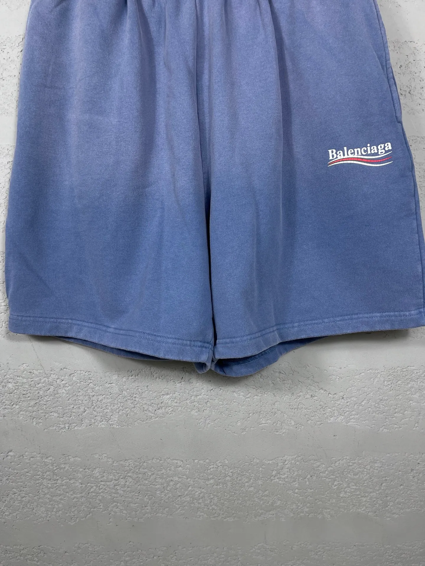 🅿️226 real photos [Top version. Official website quality] BALENCI*GA/Paris. 2025 new model. Classic wave print on the front, washed, distressed and worn shorts. Synchronized with brick cabinets. Developed authentic products at the first time, happy to print and compare! The fabric is made of Paris ZP custom-woven and dyed cotton terry sweatshirt, with a weight of 460 grams. The cloth surface is clean. The cloth pattern is clear, the hand feels soft and comfortable, and the imported environmentally friendly rubber paddles are used for printing. The letters are clear and the effect is three-dimensional. The version adopts a loose version. Same style for men and women. Code: BL257025 Color: washed blue Size: XS S M L