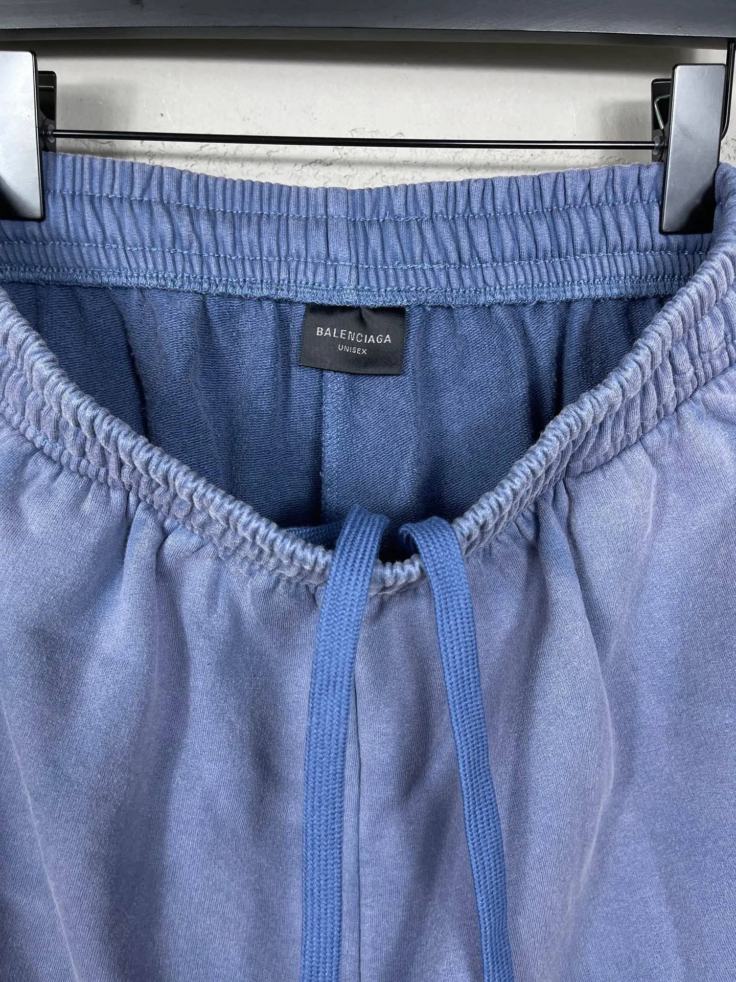 🅿️226 real photos [Top version. Official website quality] BALENCI*GA/Paris. 2025 new model. Classic wave print on the front, washed, distressed and worn shorts. Synchronized with brick cabinets. Developed authentic products at the first time, happy to print and compare! The fabric is made of Paris ZP custom-woven and dyed cotton terry sweatshirt, with a weight of 460 grams. The cloth surface is clean. The cloth pattern is clear, the hand feels soft and comfortable, and the imported environmentally friendly rubber paddles are used for printing. The letters are clear and the effect is three-dimensional. The version adopts a loose version. Same style for men and women. Code: BL257025 Color: washed blue Size: XS S M L